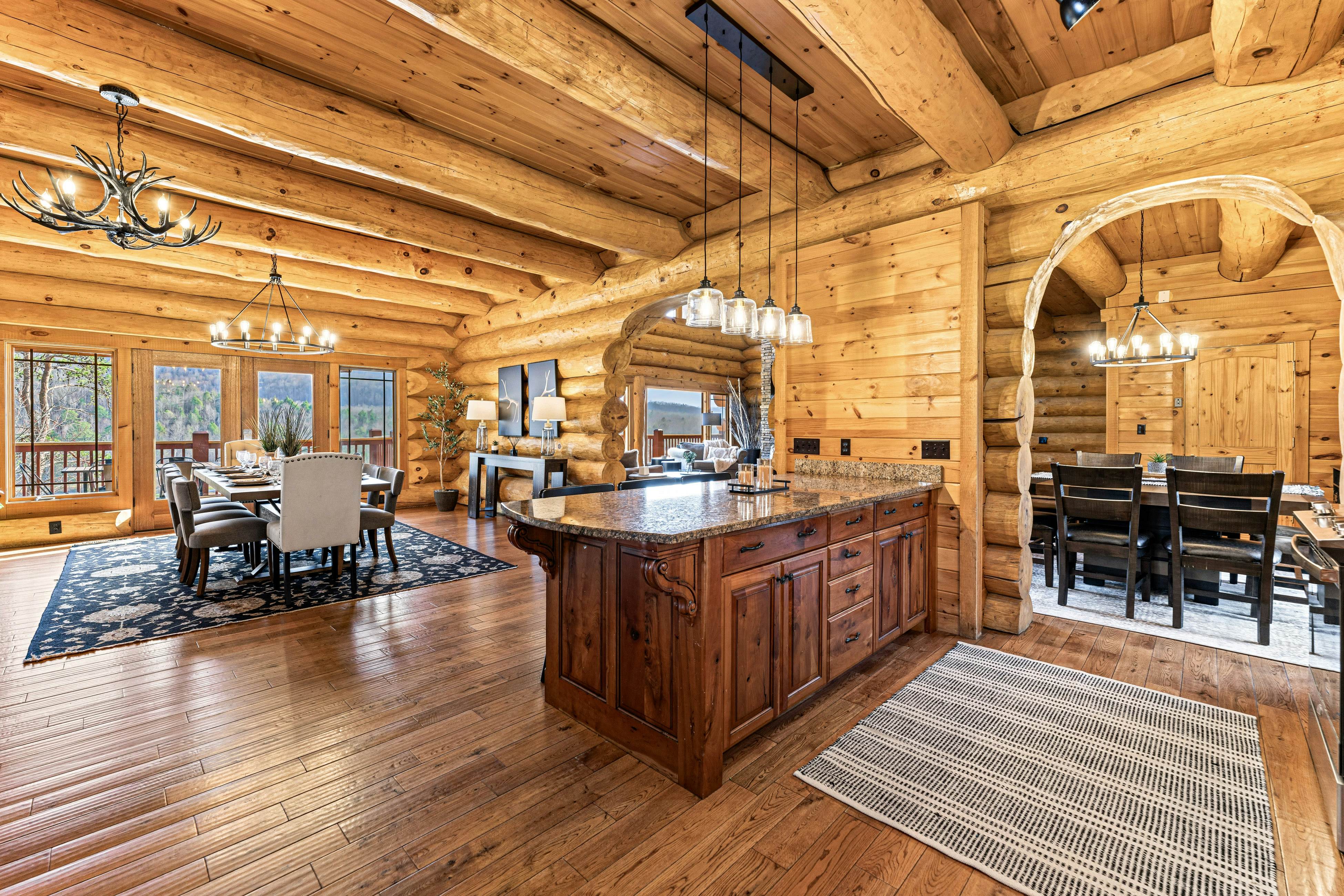 4-Story Cabin, Sleeps 22・Hot Tub・Game/Theater room