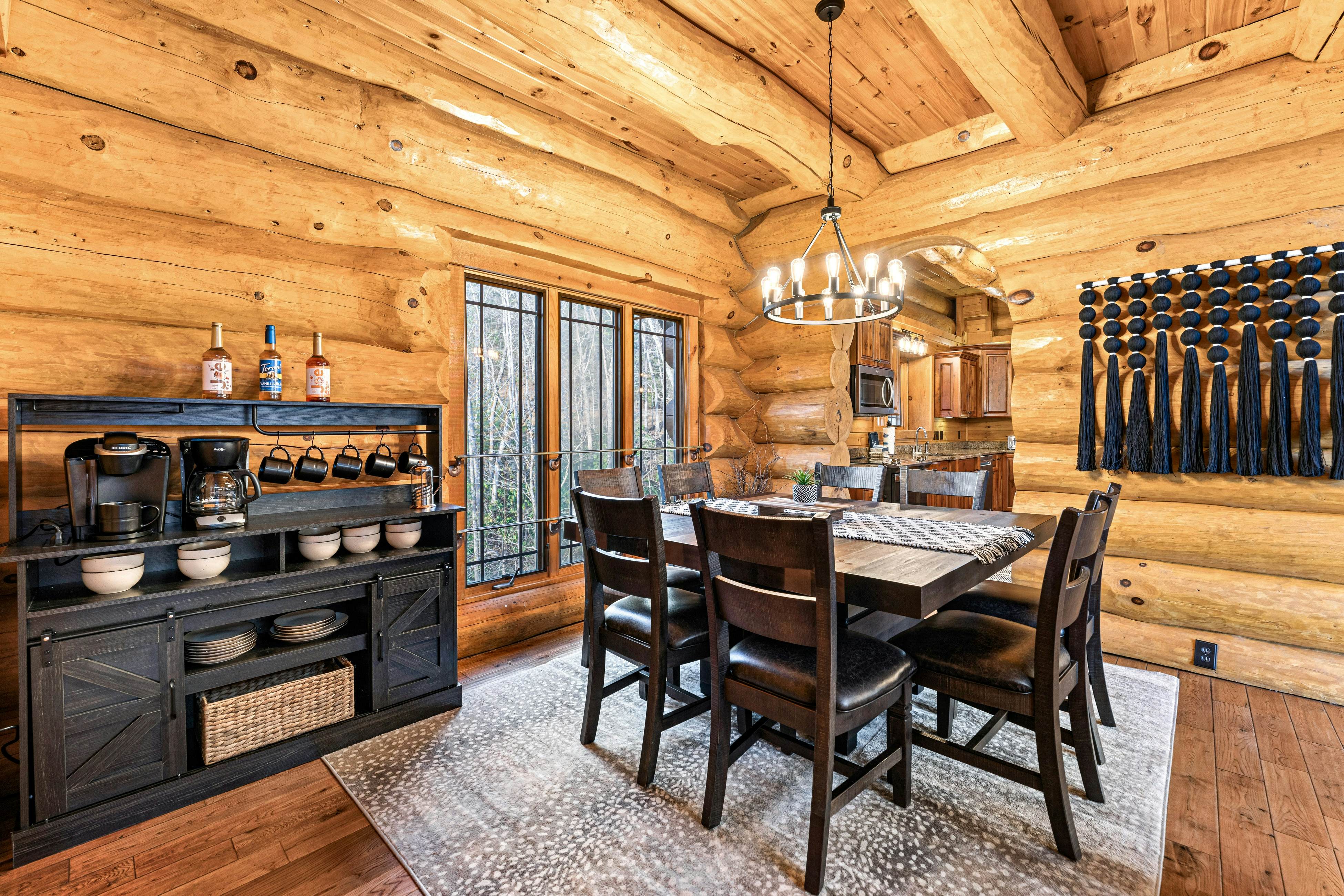 4-Story Cabin, Sleeps 22・Hot Tub・Game/Theater room