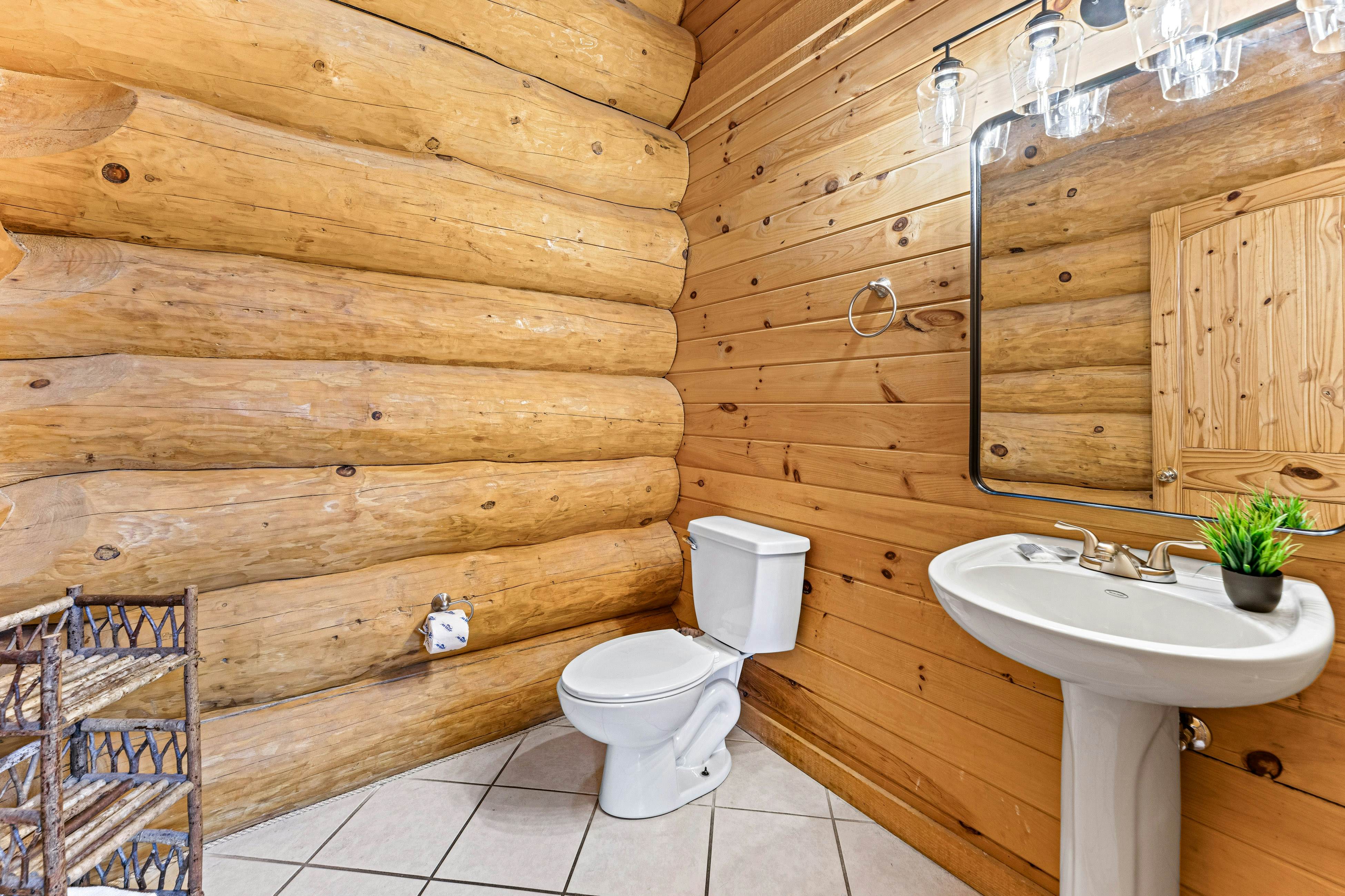 4-Story Cabin, Sleeps 22・Hot Tub・Game/Theater room