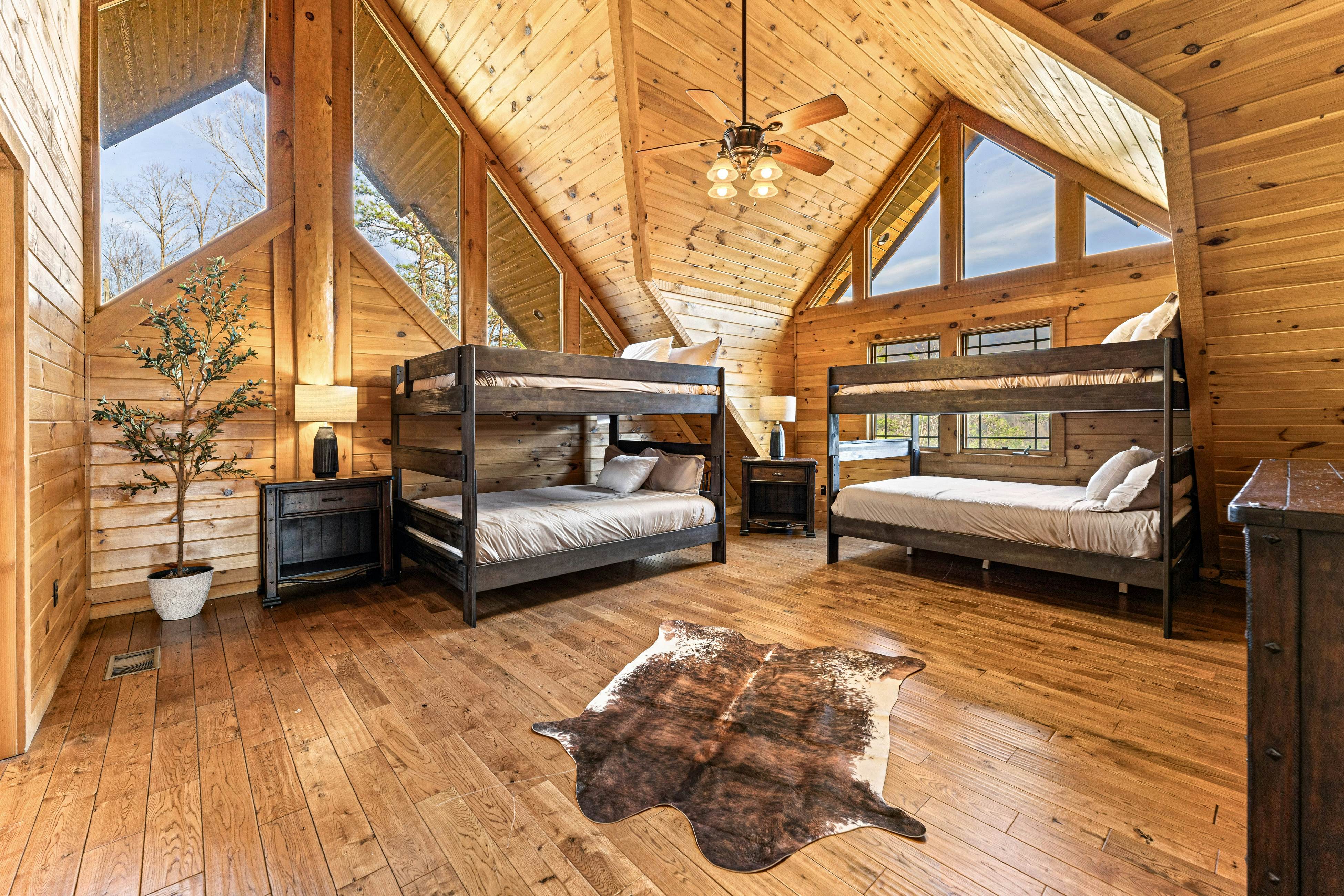 4-Story Cabin, Sleeps 22・Hot Tub・Game/Theater room