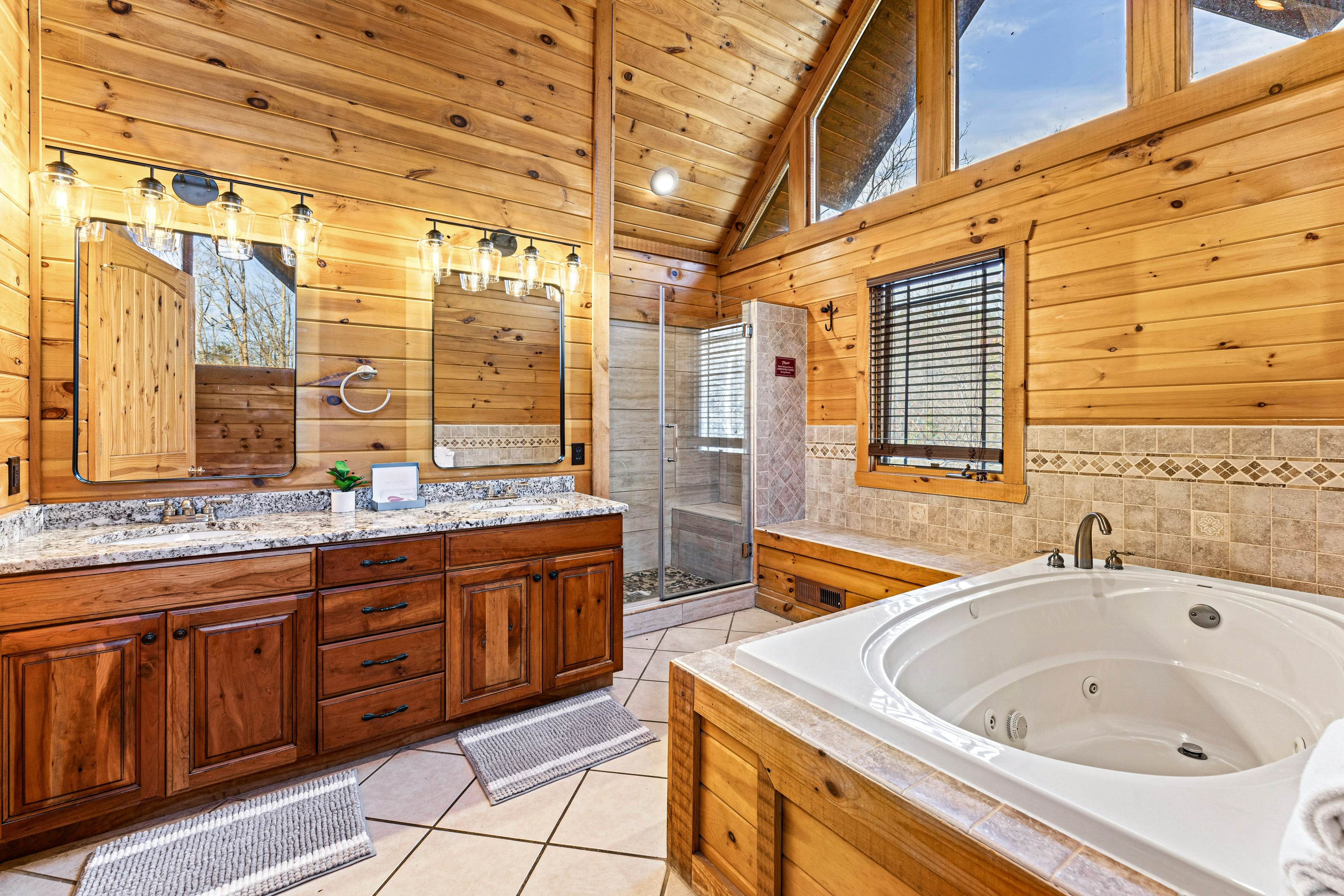 4-Story Cabin, Sleeps 22・Hot Tub・Game/Theater room