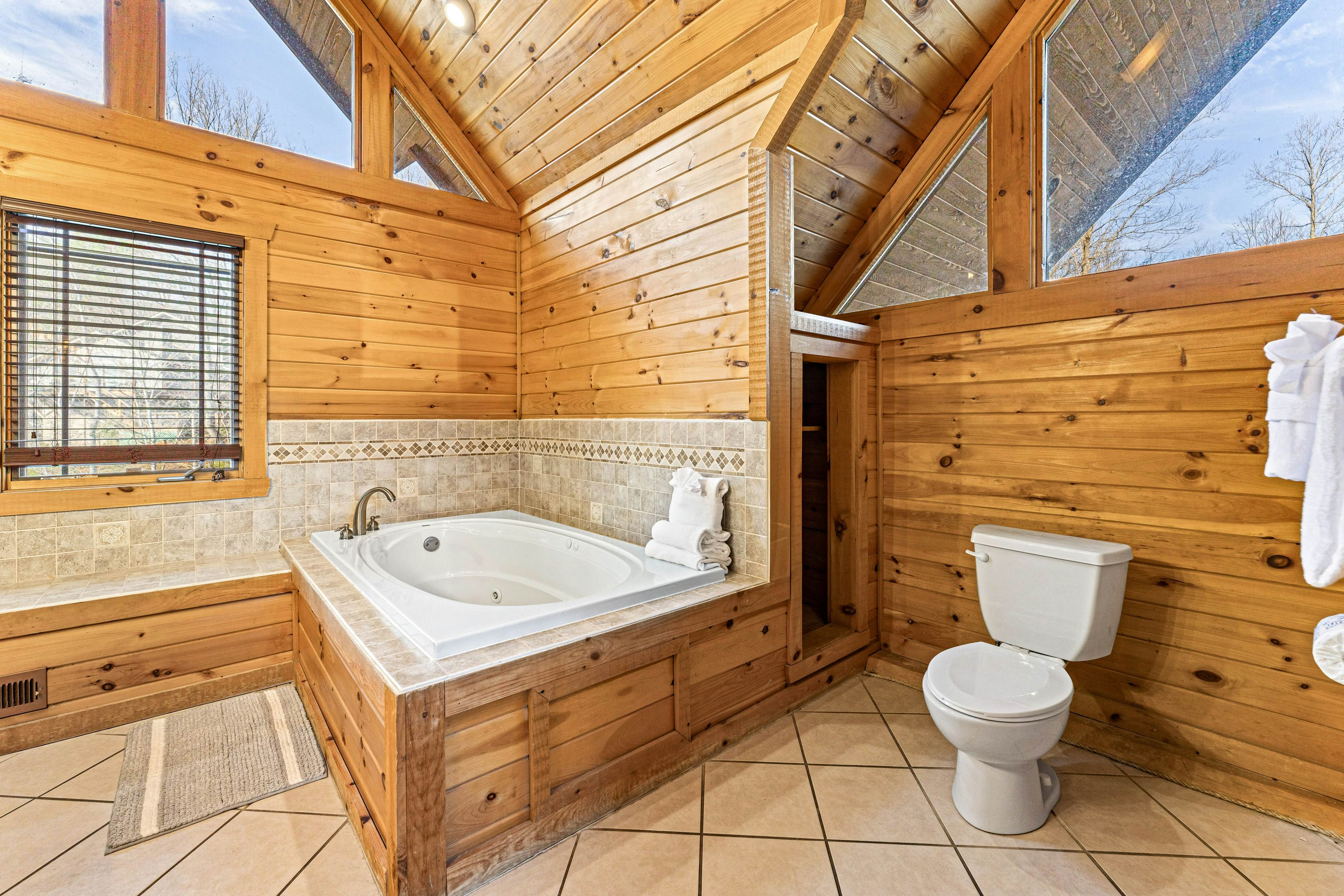 4-Story Cabin, Sleeps 22・Hot Tub・Game/Theater room