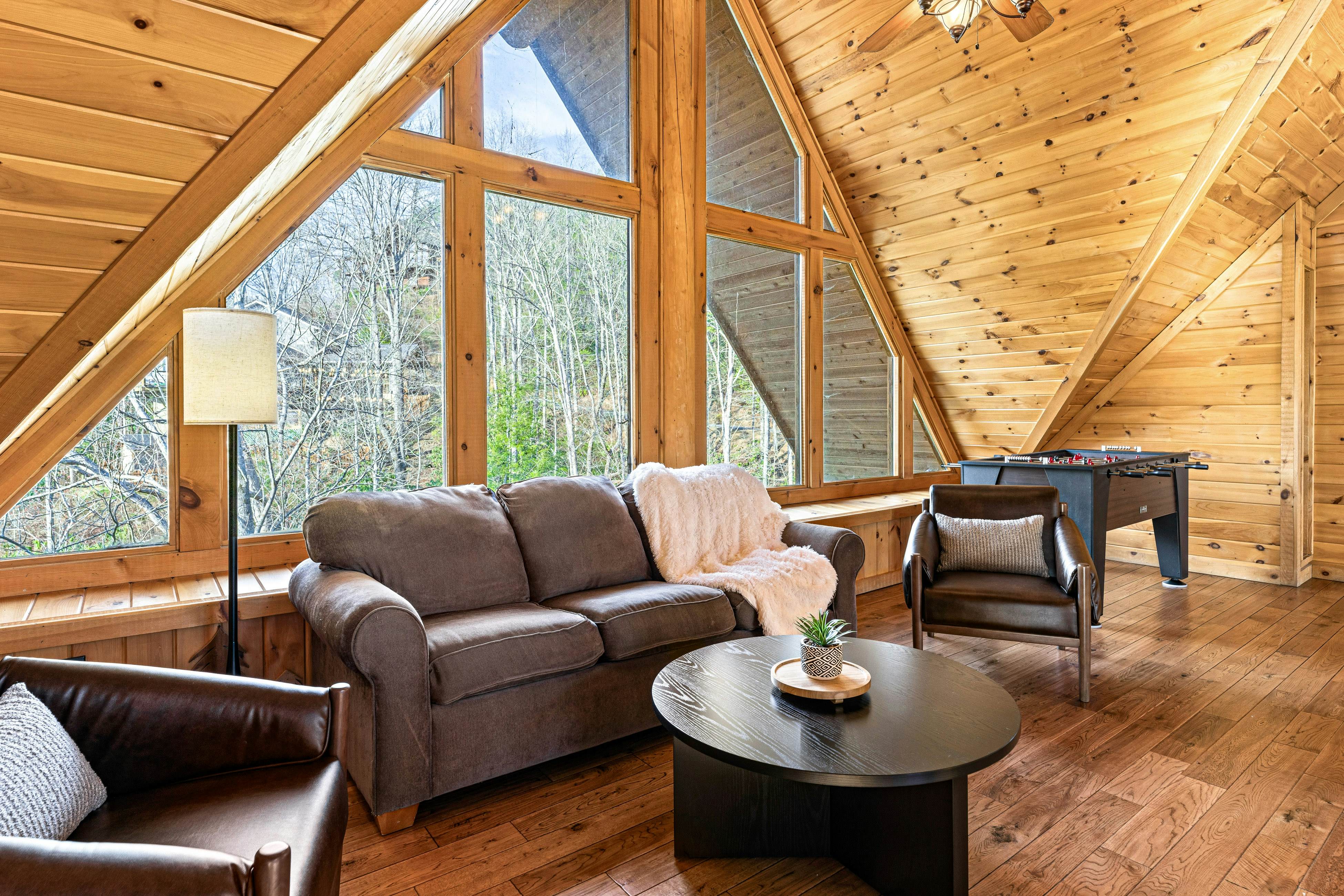 4-Story Cabin, Sleeps 22・Hot Tub・Game/Theater room