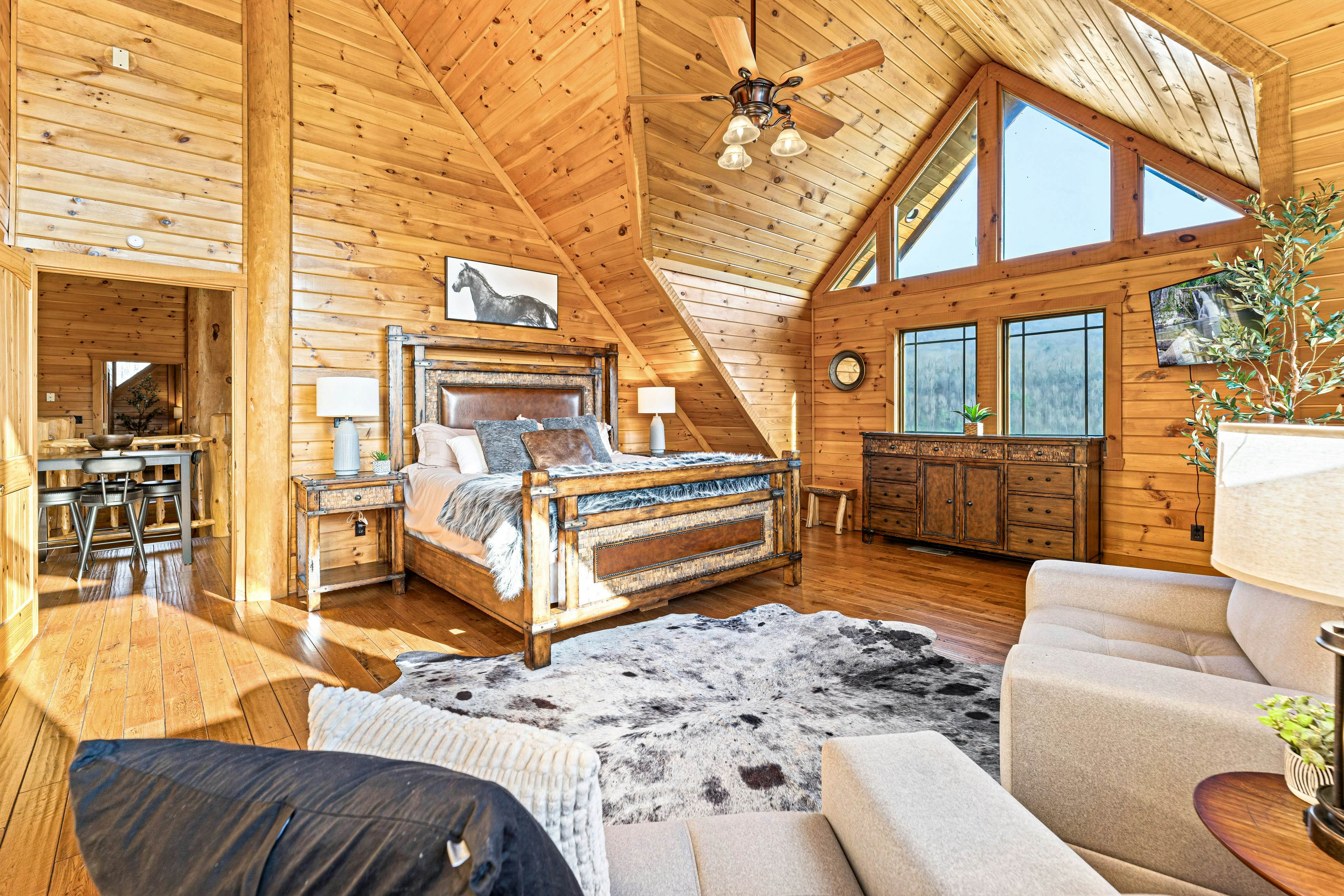 4-Story Cabin, Sleeps 22・Hot Tub・Game/Theater room