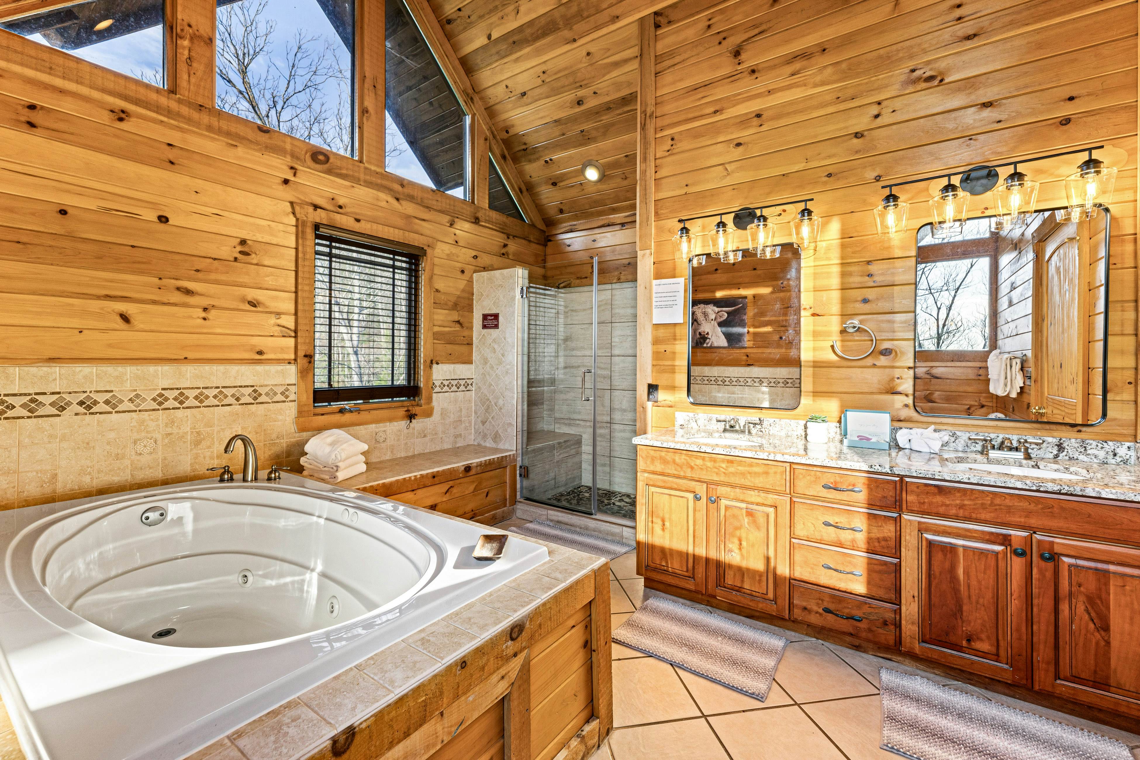 4-Story Cabin, Sleeps 22・Hot Tub・Game/Theater room