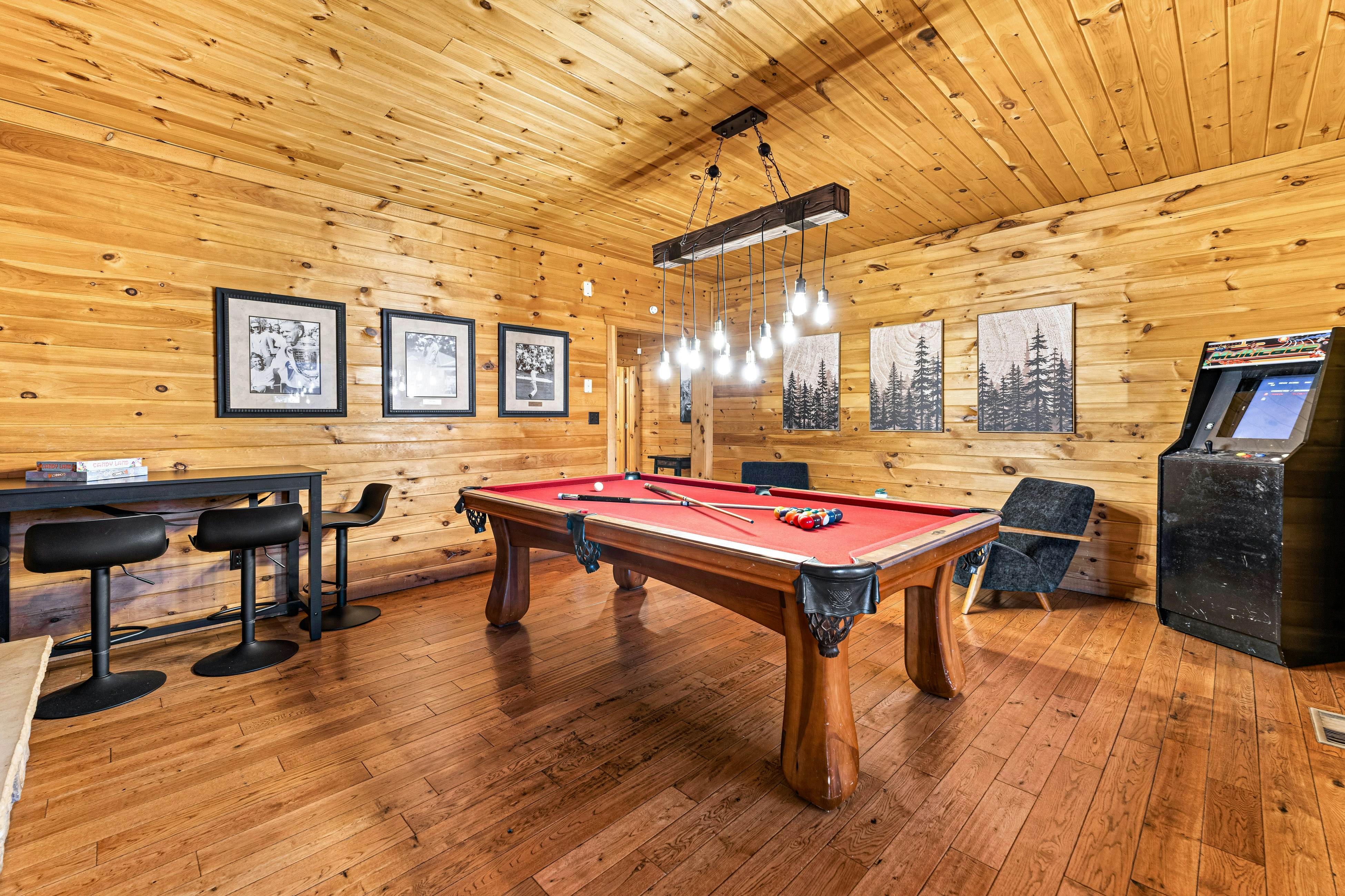 4-Story Cabin, Sleeps 22・Hot Tub・Game/Theater room