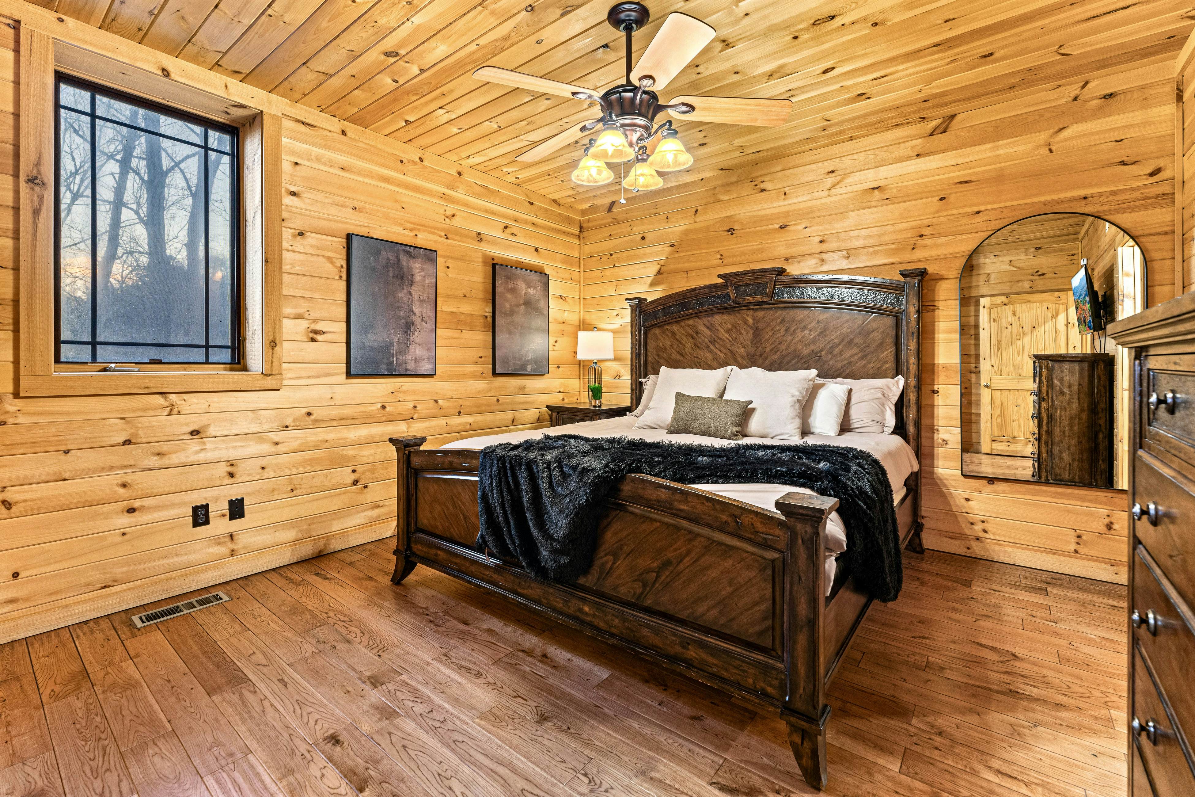 4-Story Cabin, Sleeps 22・Hot Tub・Game/Theater room