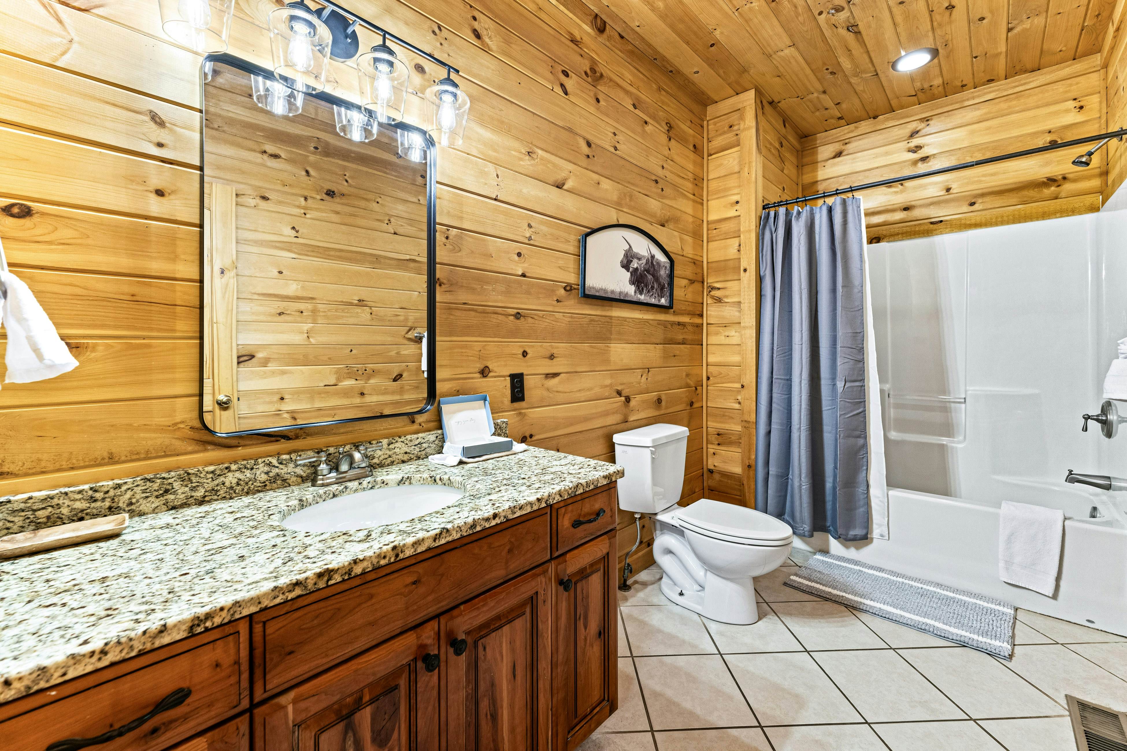 4-Story Cabin, Sleeps 22・Hot Tub・Game/Theater room