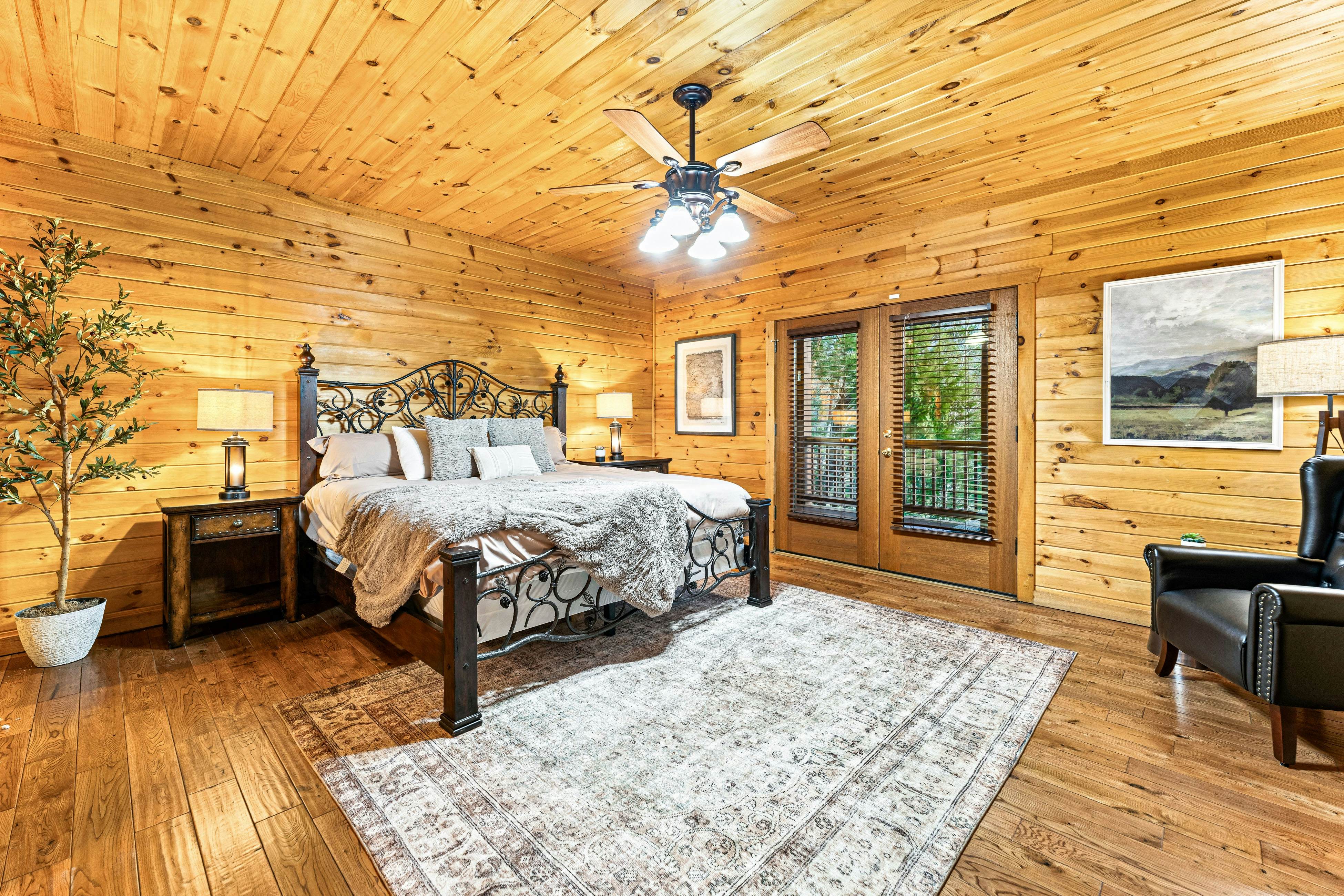 4-Story Cabin, Sleeps 22・Hot Tub・Game/Theater room