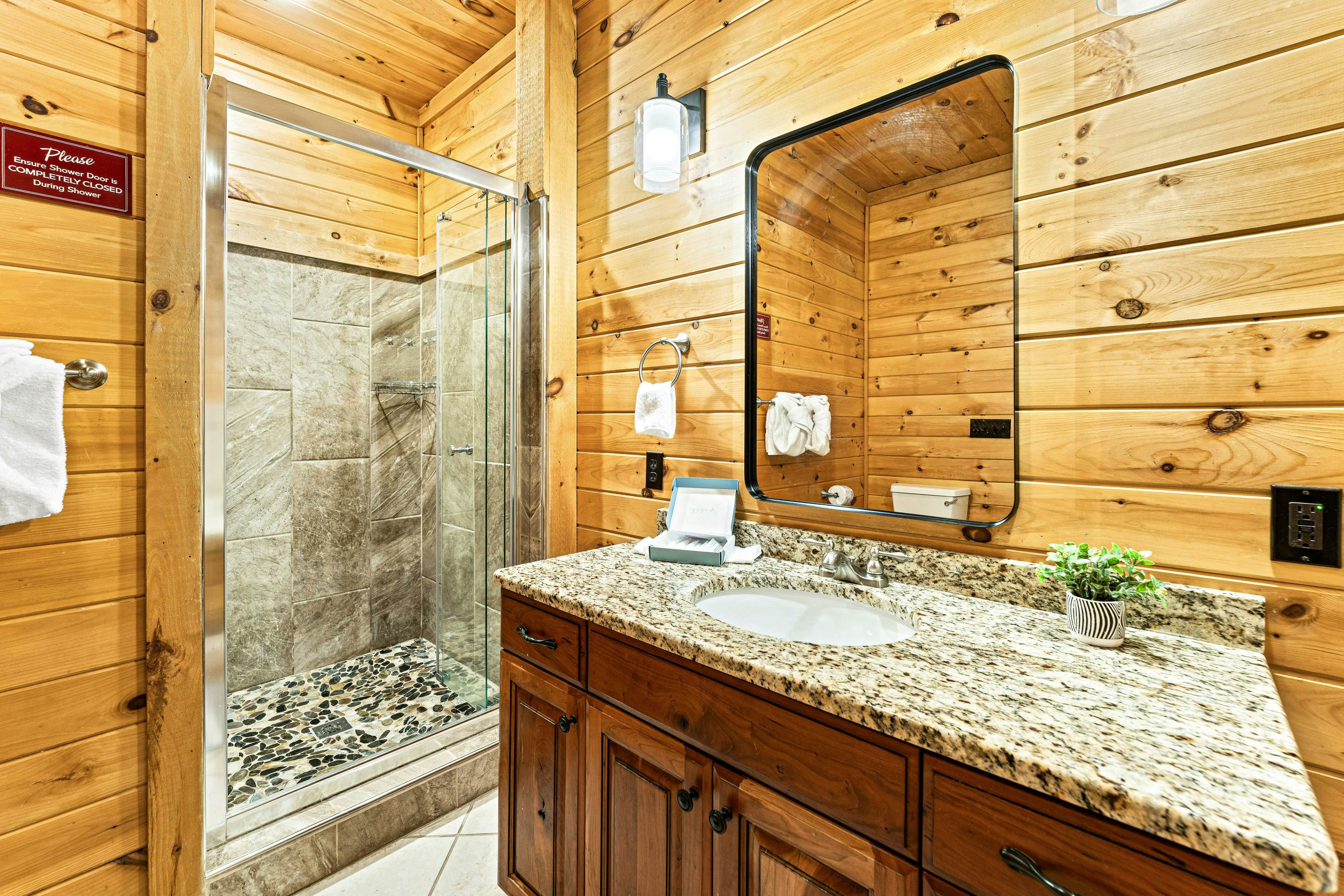 4-Story Cabin, Sleeps 22・Hot Tub・Game/Theater room