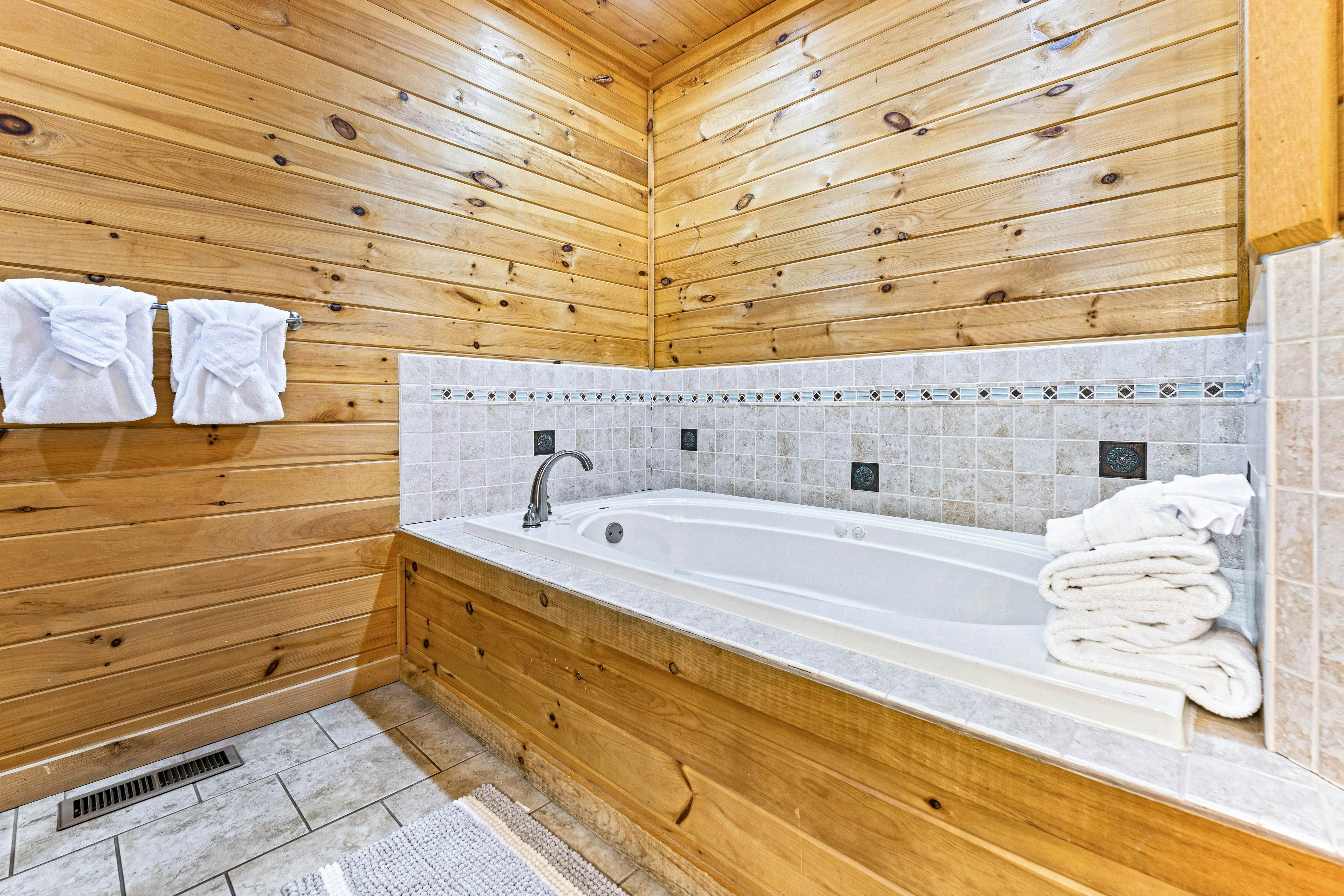 4-Story Cabin, Sleeps 22・Hot Tub・Game/Theater room