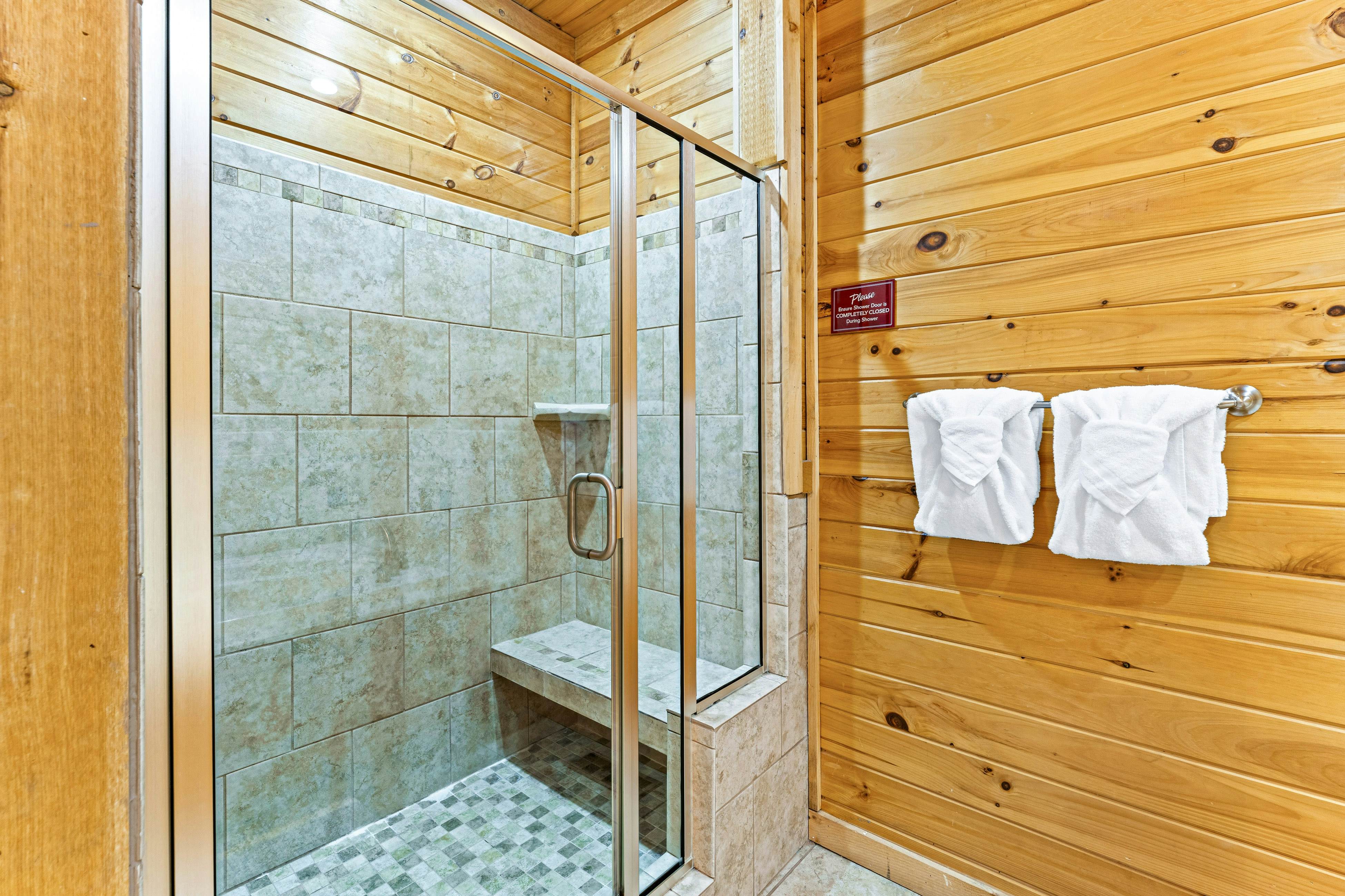 4-Story Cabin, Sleeps 22・Hot Tub・Game/Theater room