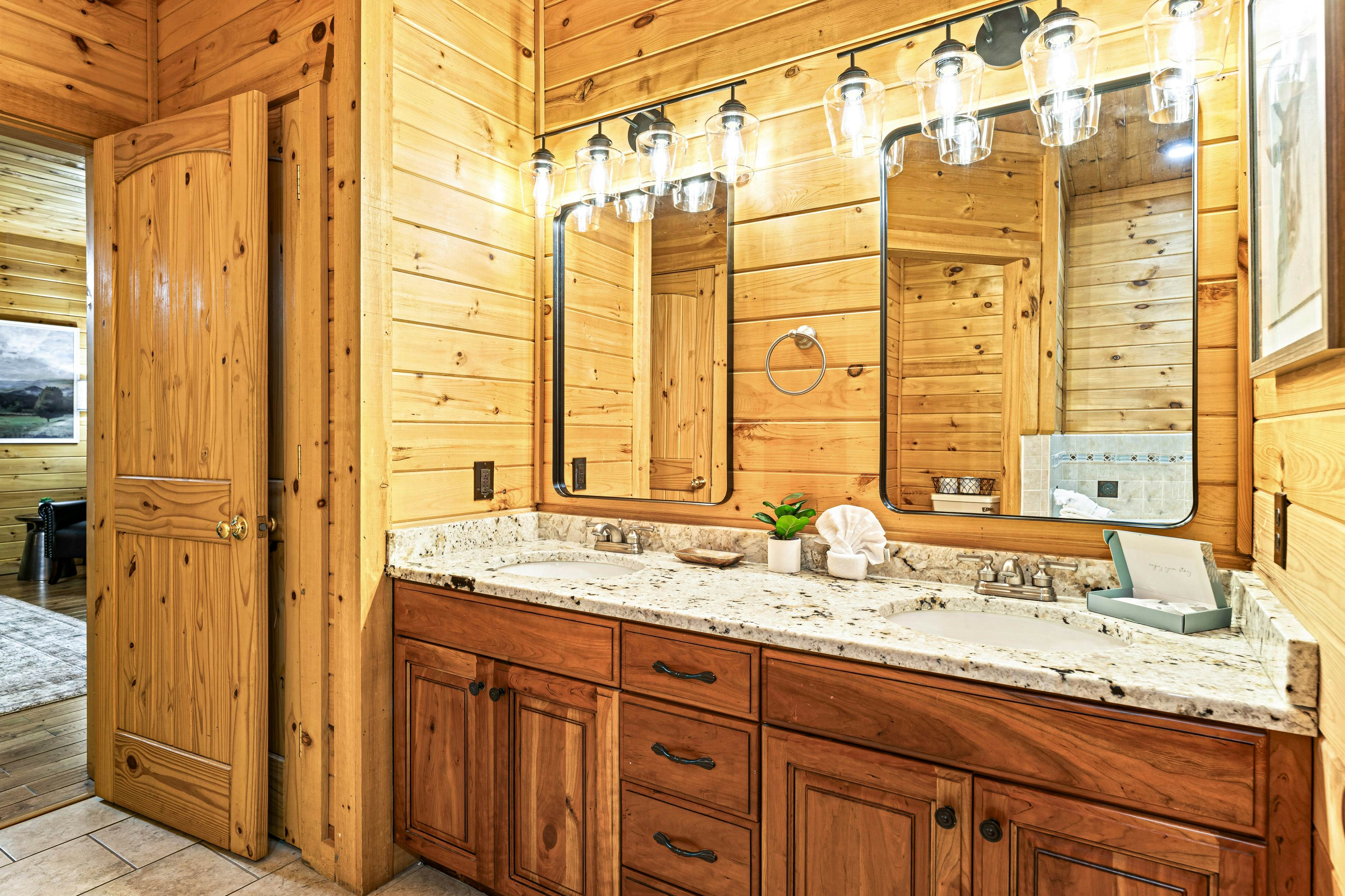 4-Story Cabin, Sleeps 22・Hot Tub・Game/Theater room