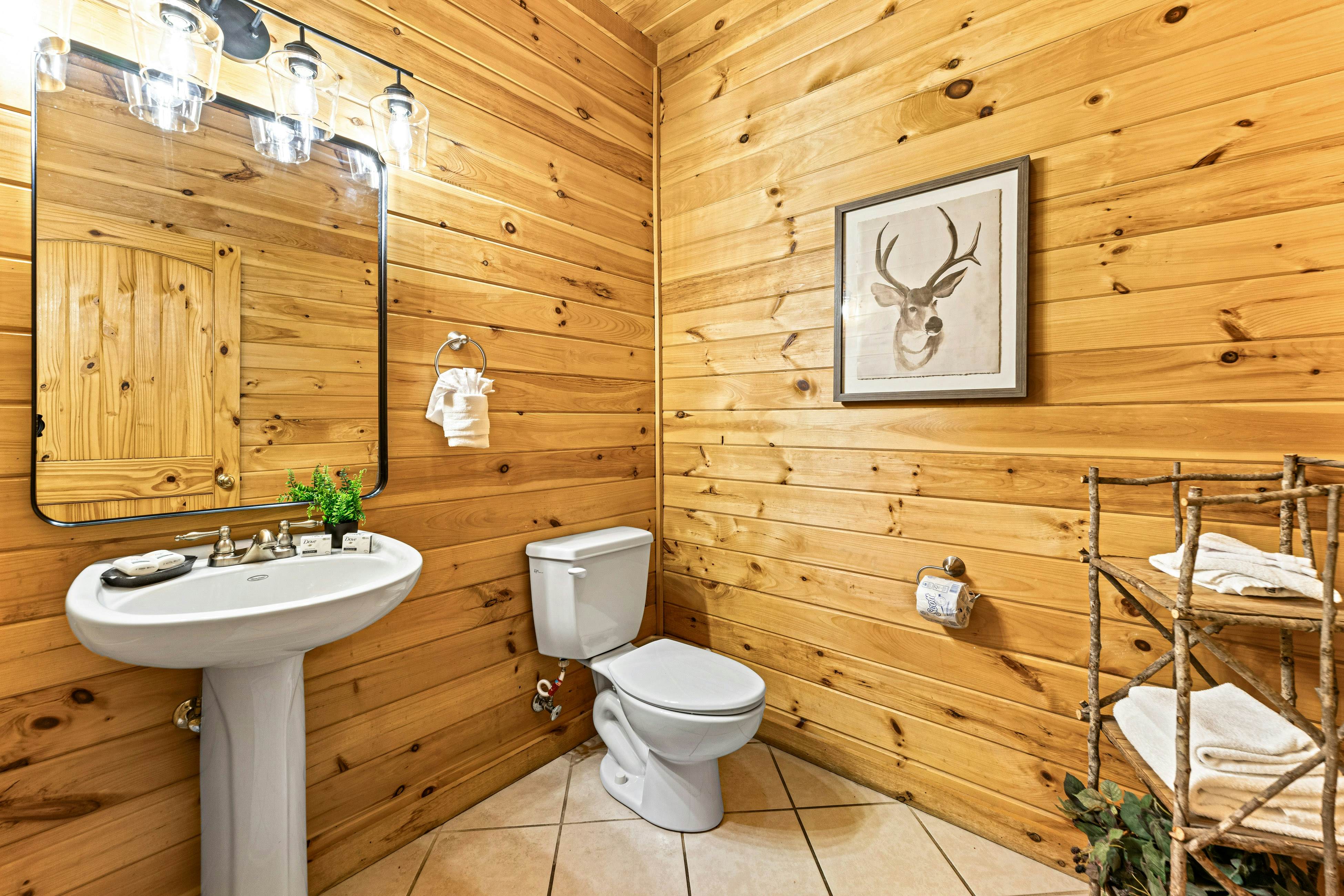 4-Story Cabin, Sleeps 22・Hot Tub・Game/Theater room