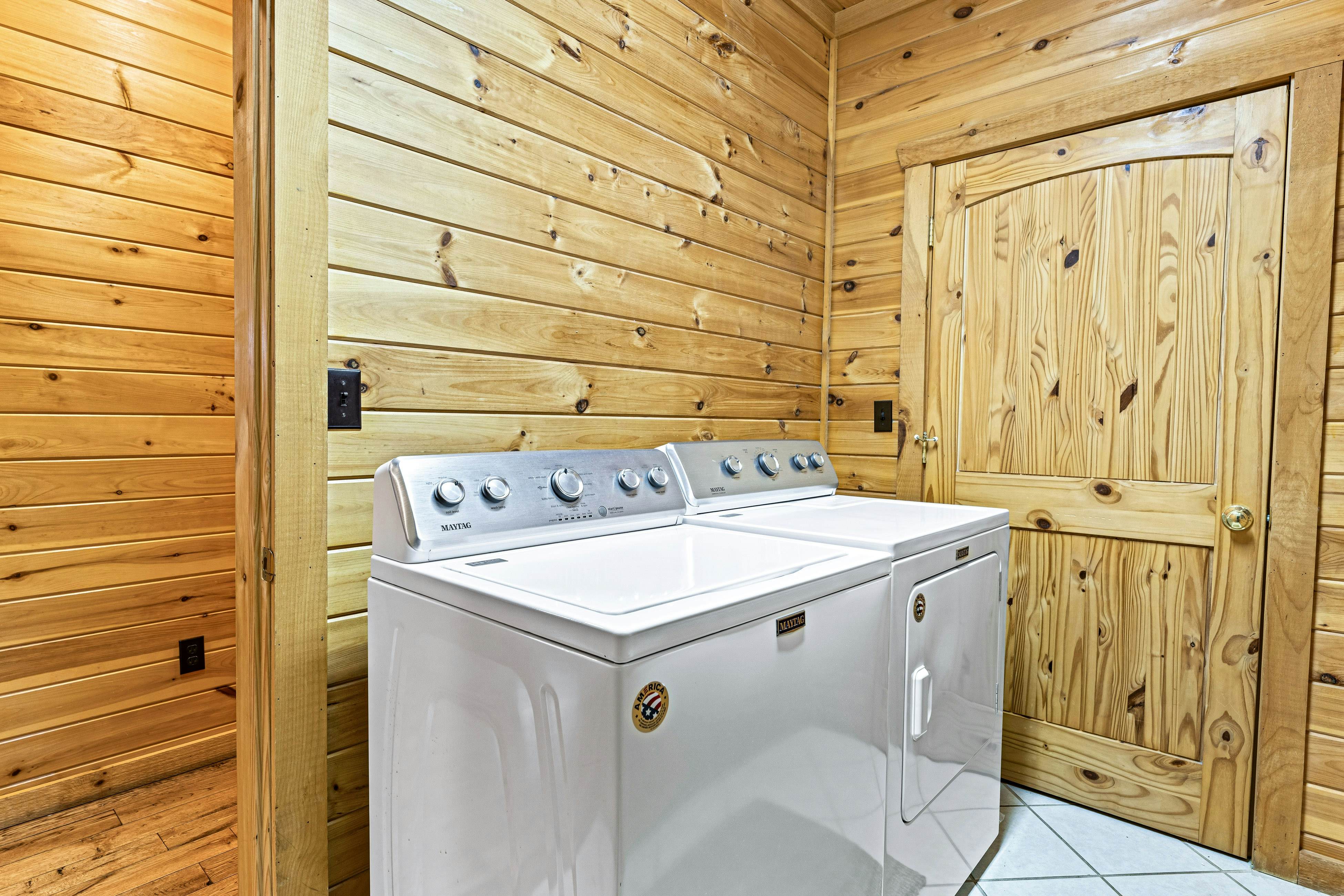 4-Story Cabin, Sleeps 22・Hot Tub・Game/Theater room