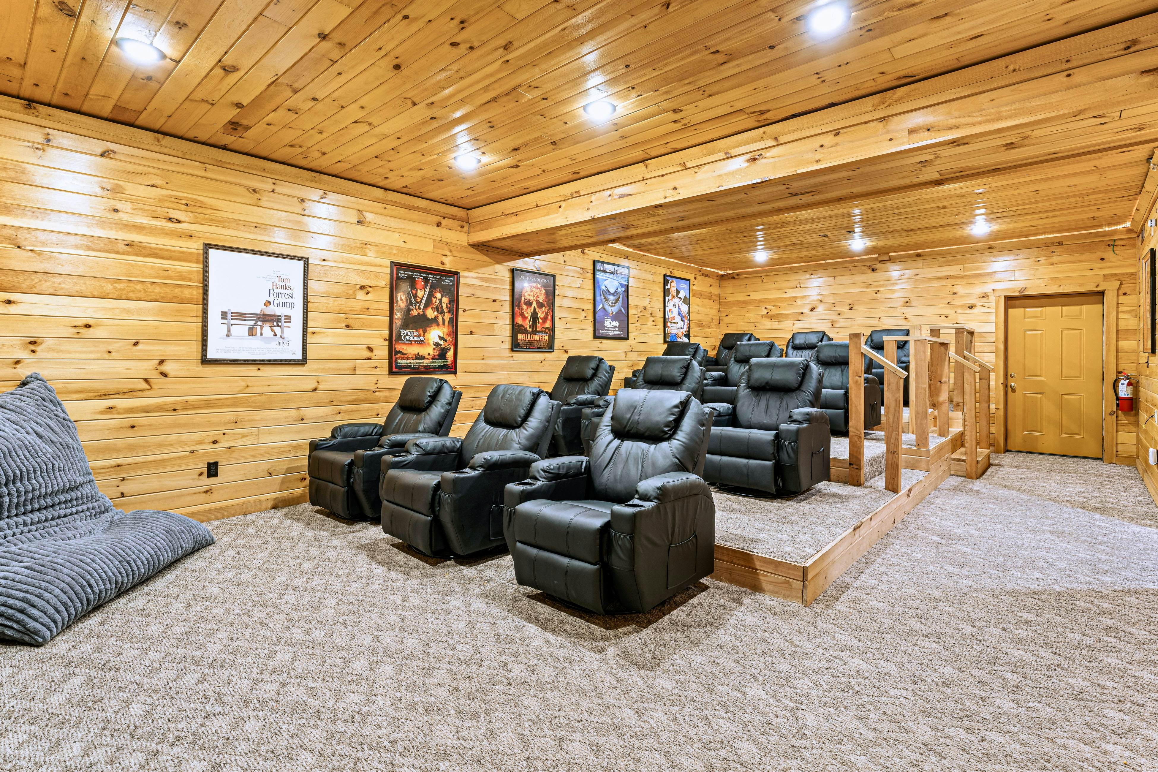 4-Story Cabin, Sleeps 22・Hot Tub・Game/Theater room
