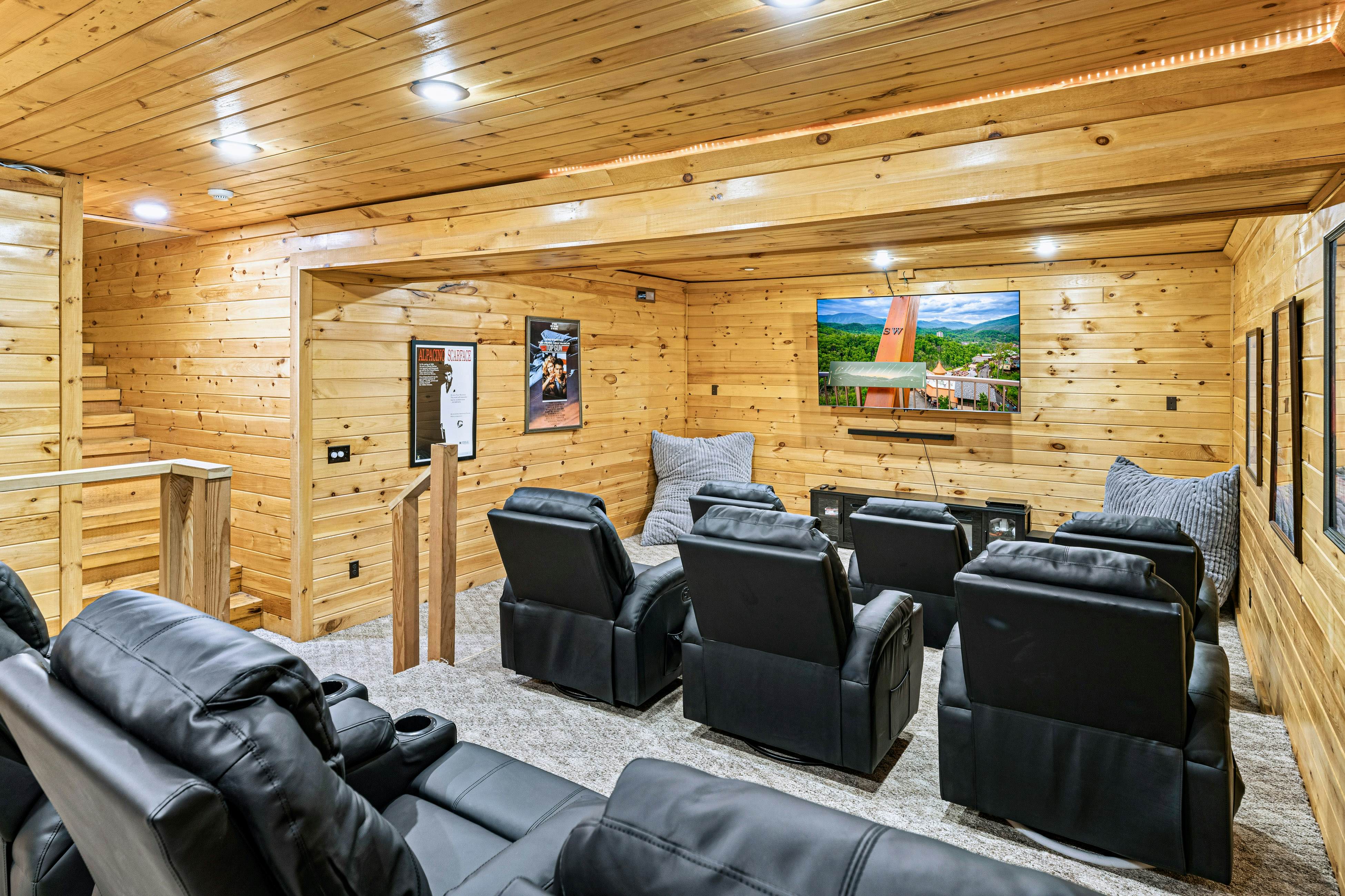 4-Story Cabin, Sleeps 22・Hot Tub・Game/Theater room