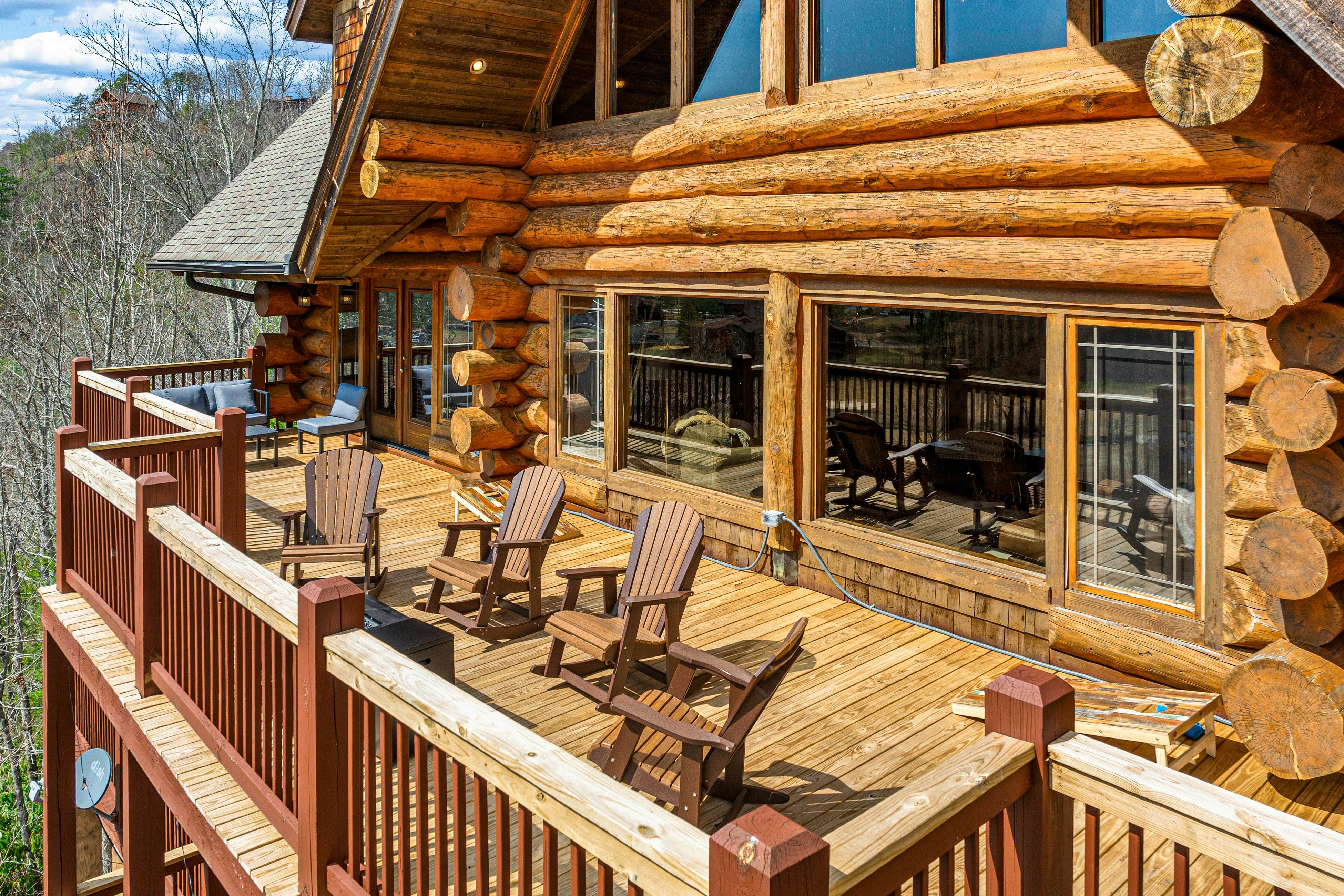 4-Story Cabin, Sleeps 22・Hot Tub・Game/Theater room