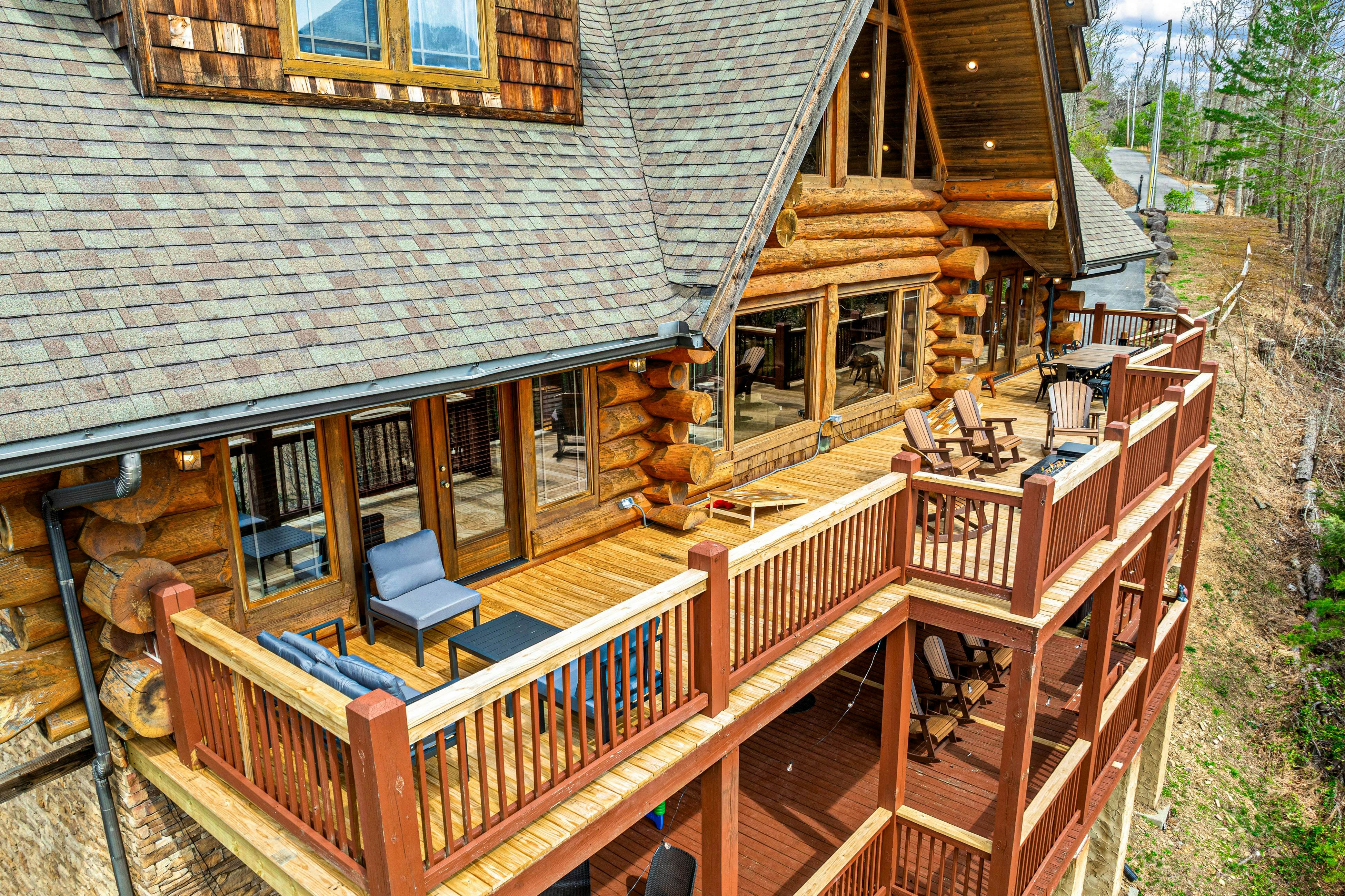4-Story Cabin, Sleeps 22・Hot Tub・Game/Theater room
