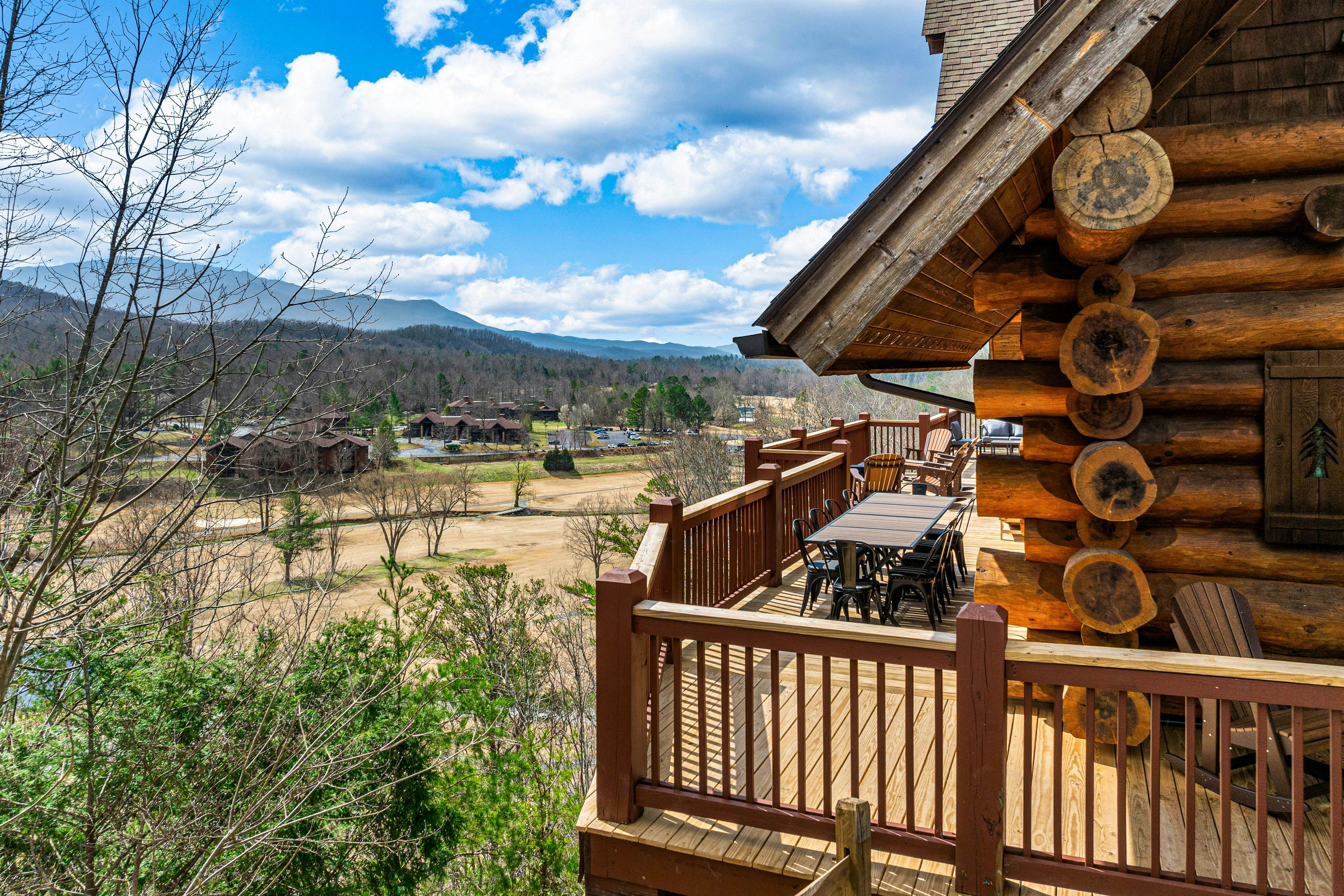 4-Story Cabin, Sleeps 22・Hot Tub・Game/Theater room