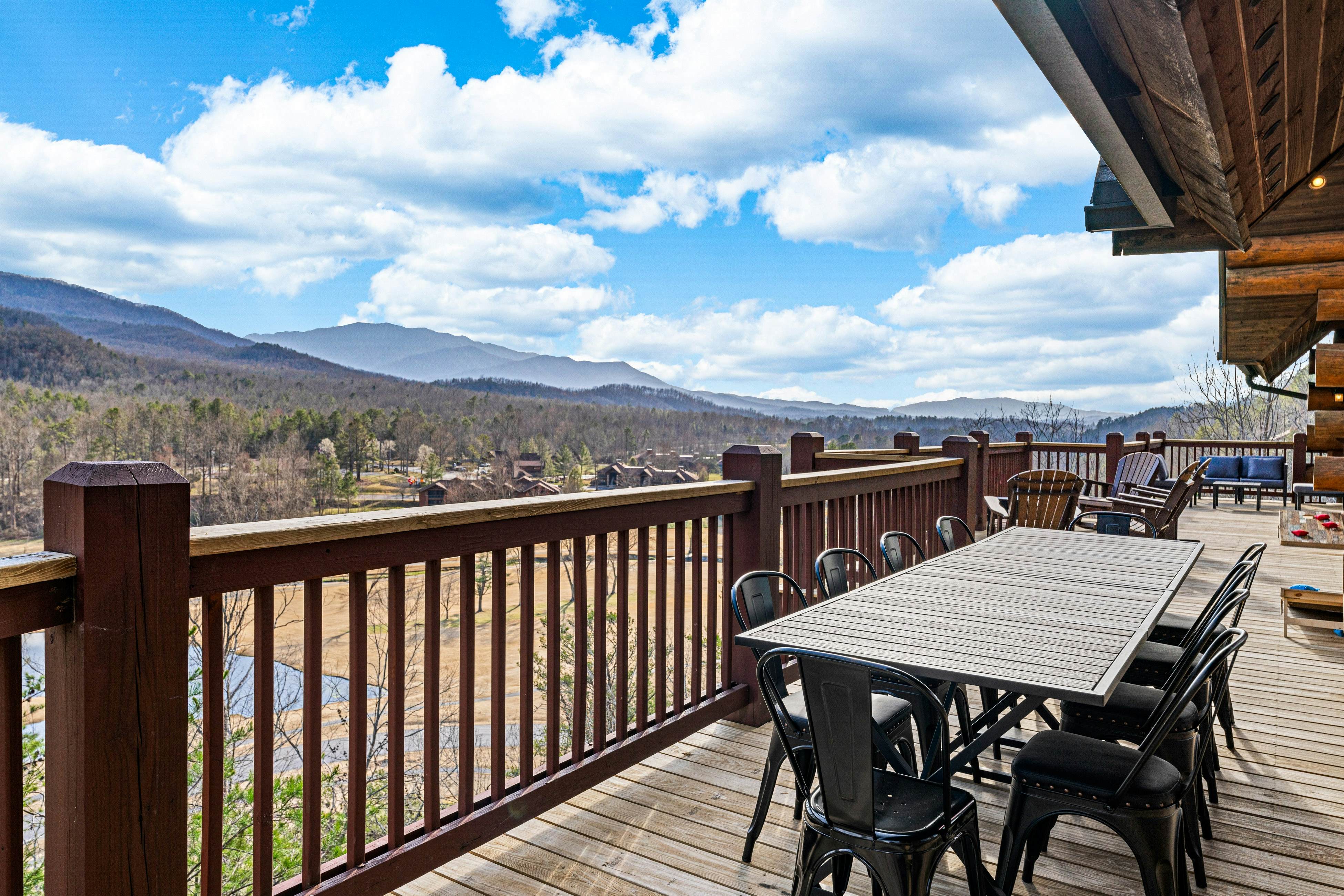 4-Story Cabin, Sleeps 22・Hot Tub・Game/Theater room