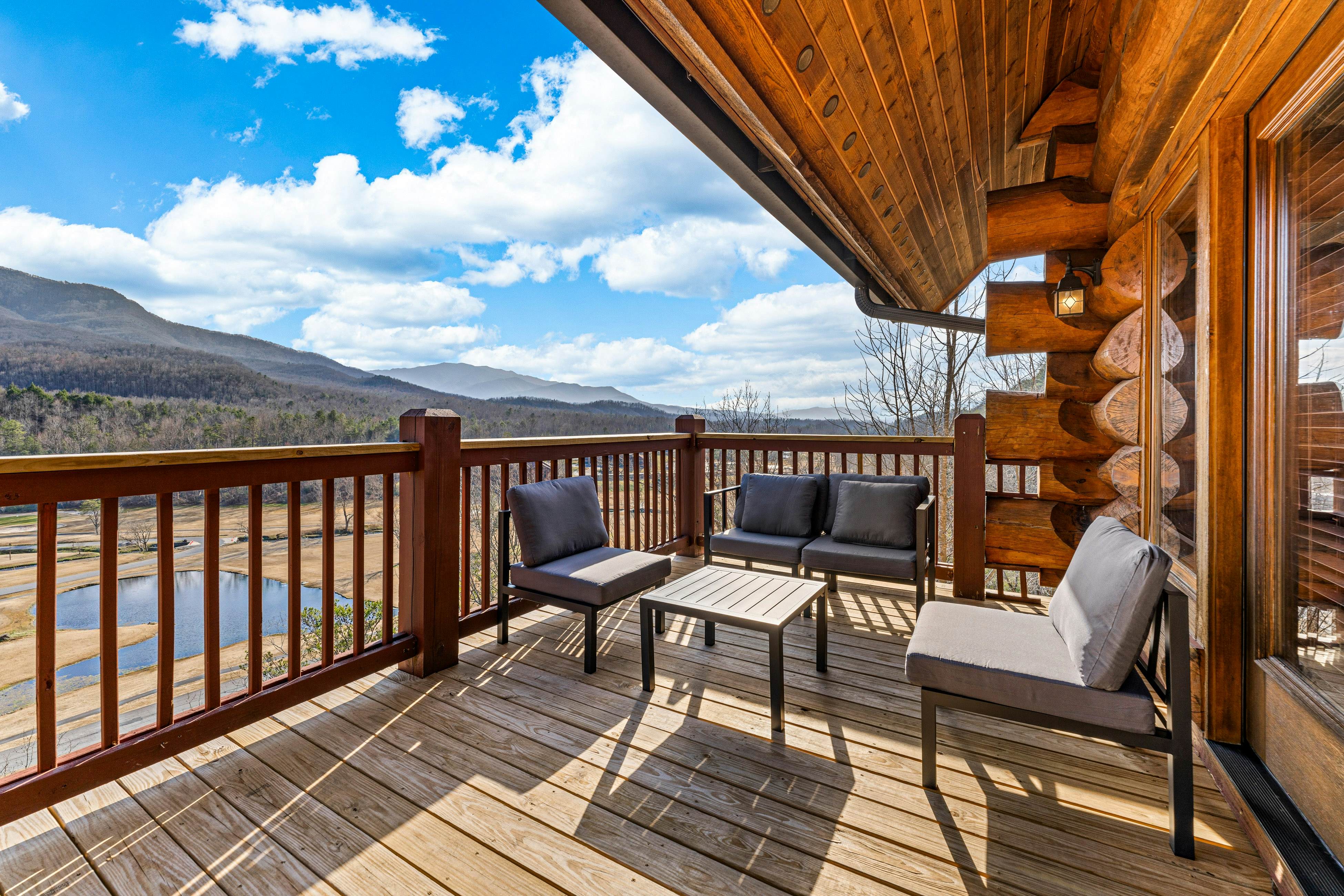 4-Story Cabin, Sleeps 22・Hot Tub・Game/Theater room