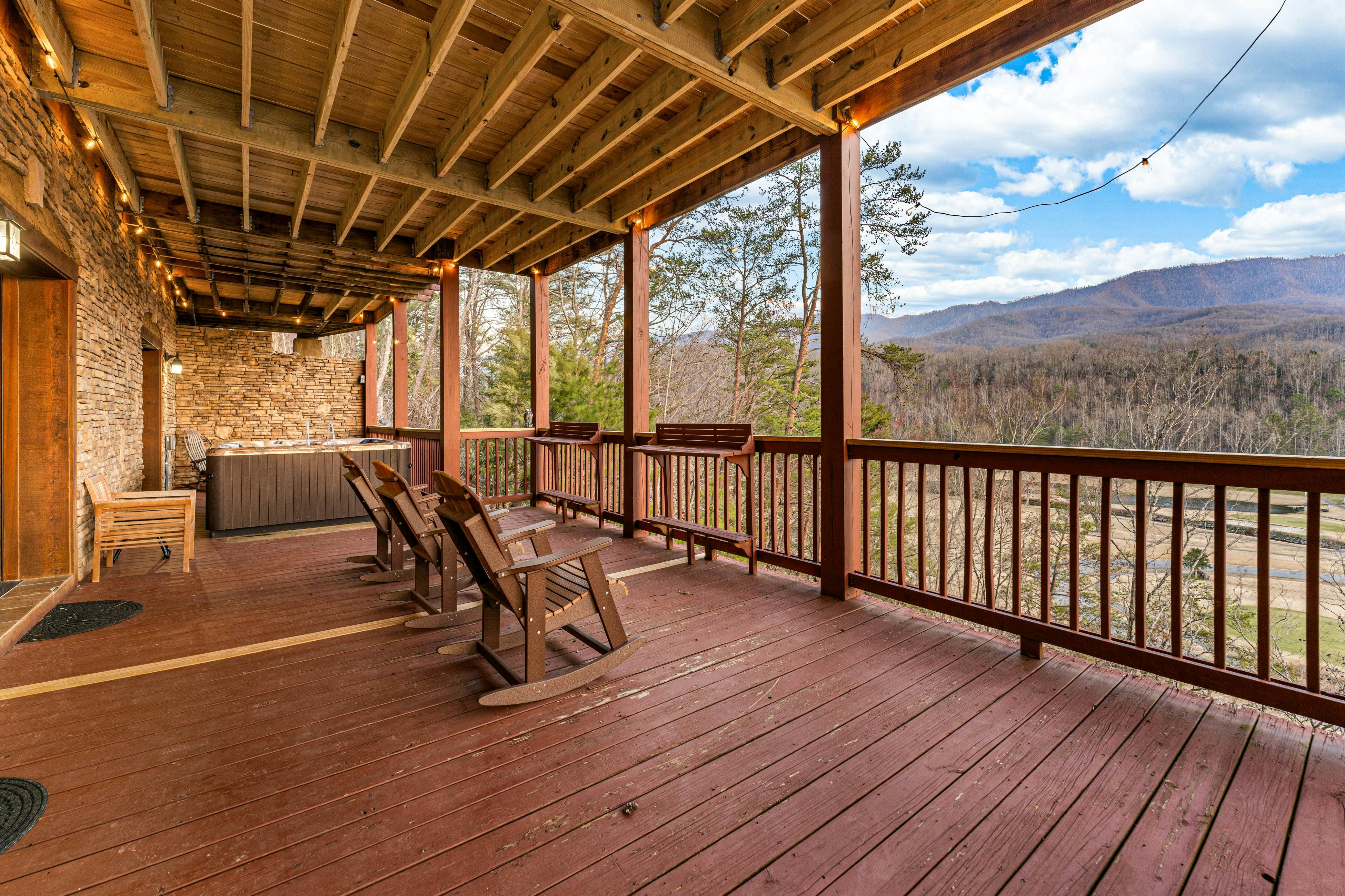 4-Story Cabin, Sleeps 22・Hot Tub・Game/Theater room