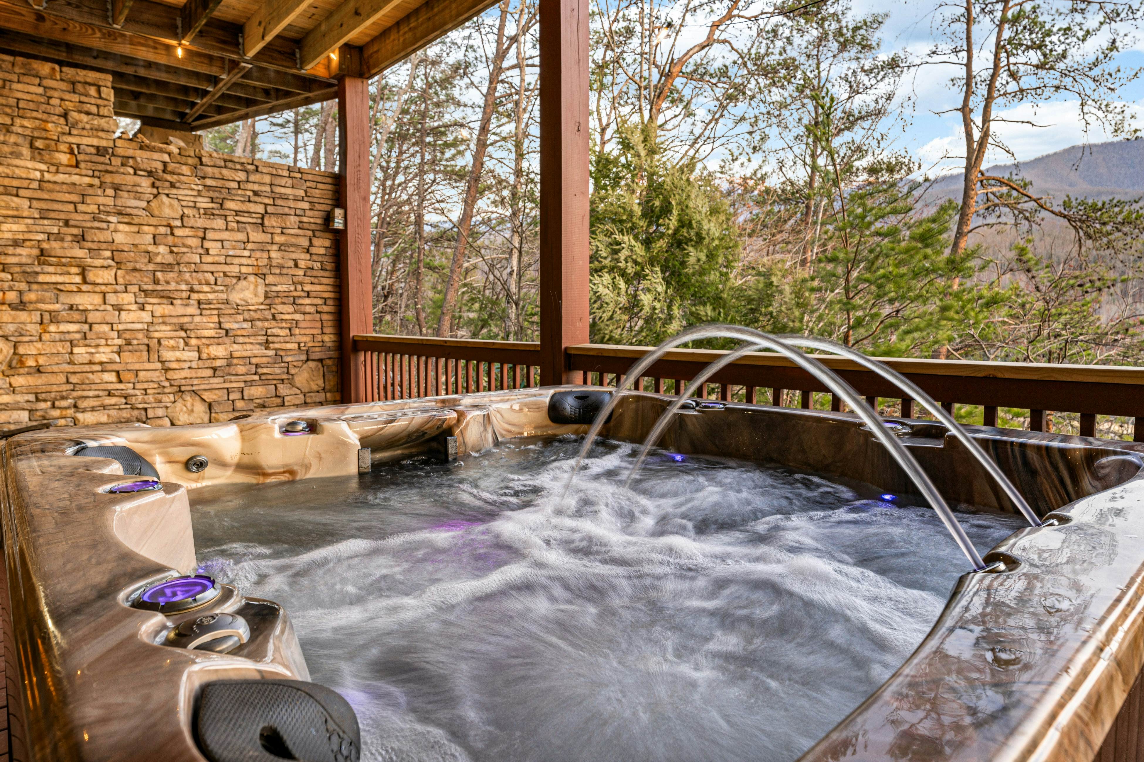 4-Story Cabin, Sleeps 22・Hot Tub・Game/Theater room