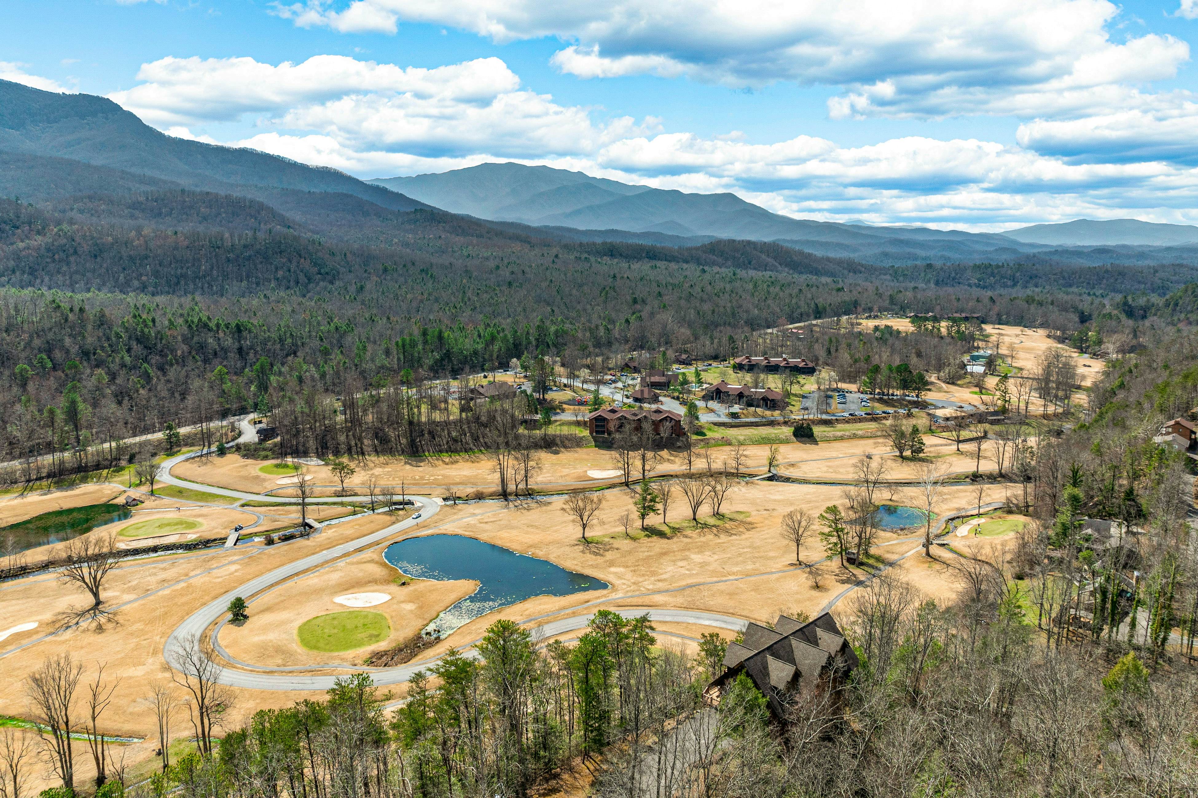 4-Story Cabin, Sleeps 22・Hot Tub・Game/Theater room