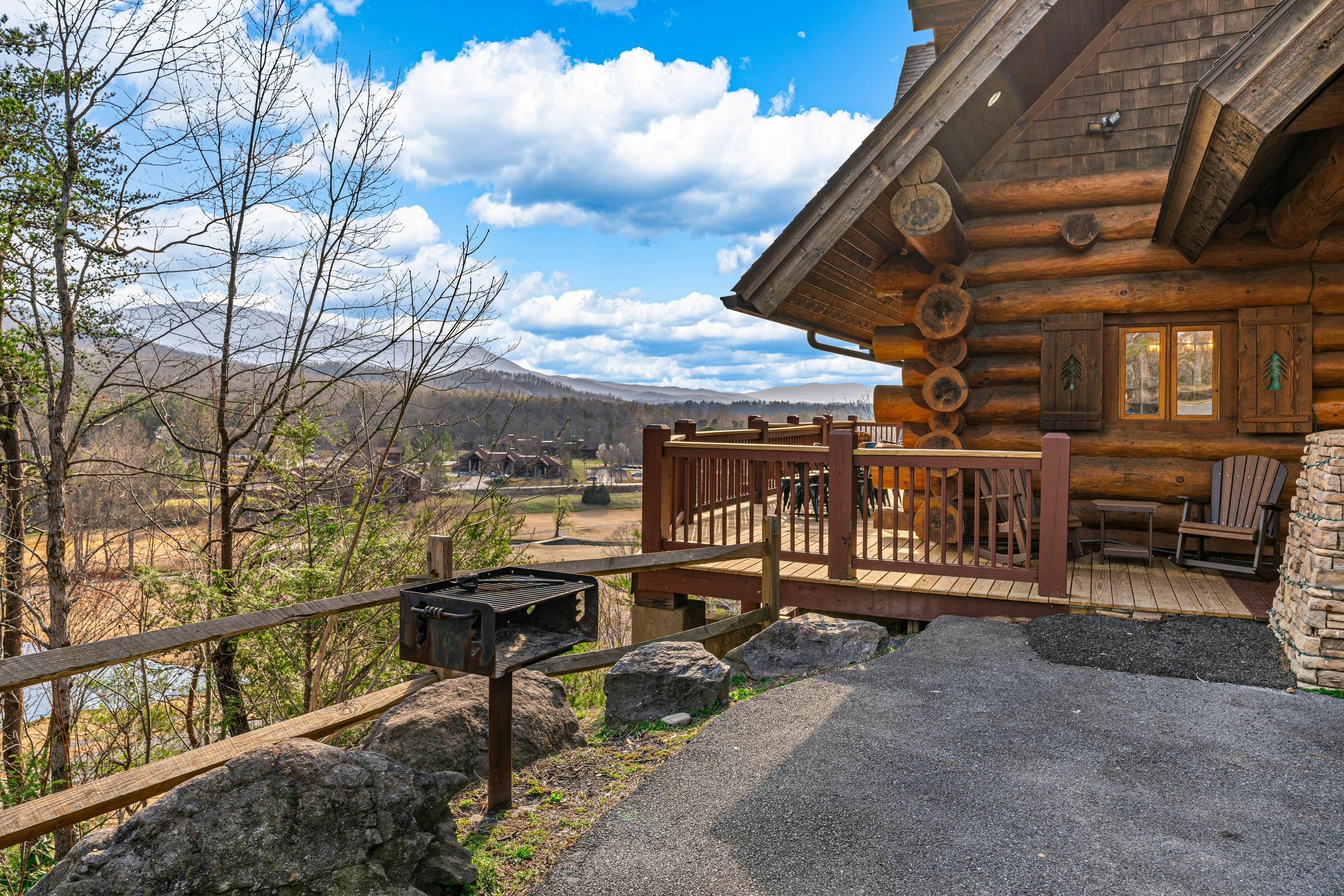 4-Story Cabin, Sleeps 22・Hot Tub・Game/Theater room