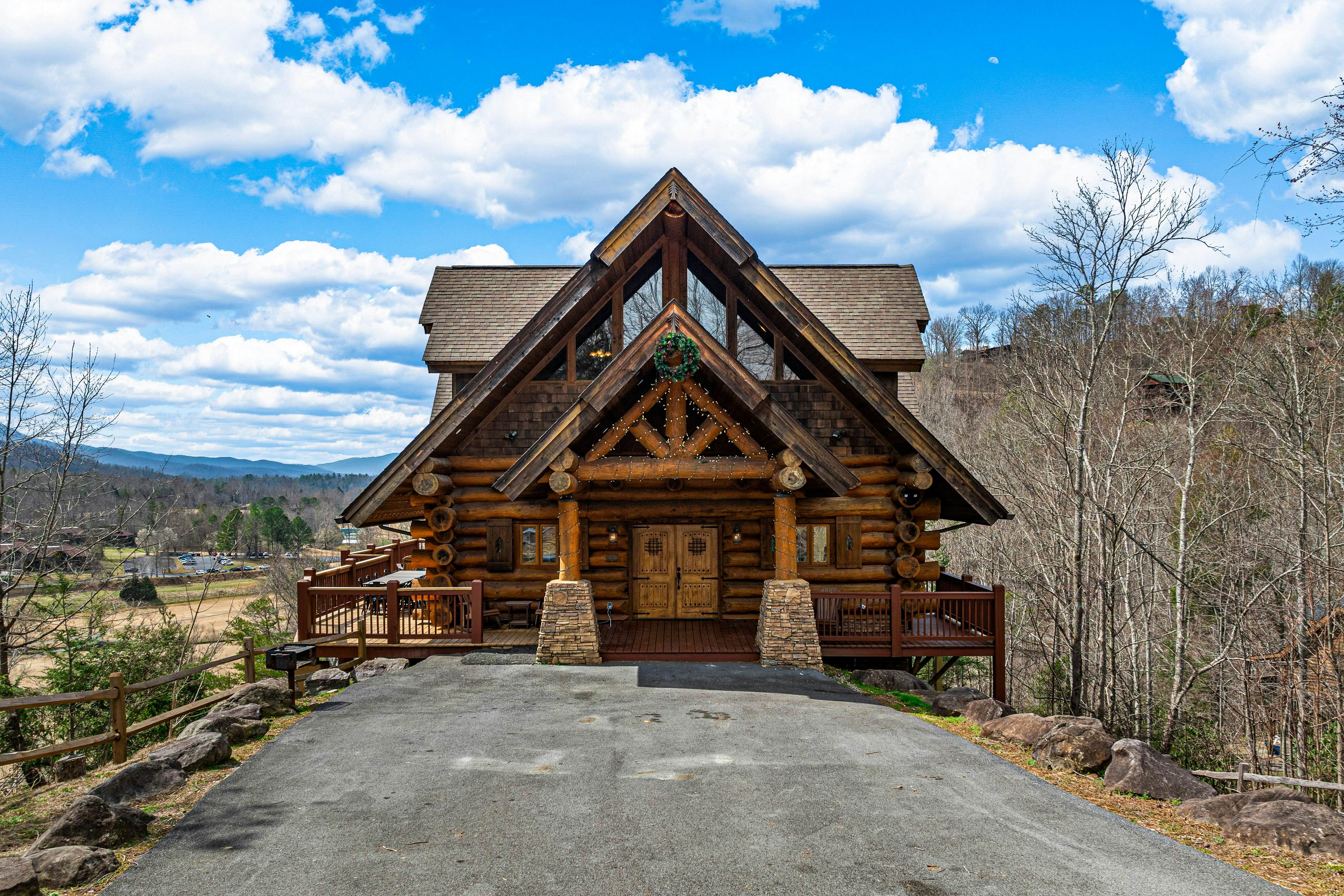 4-Story Cabin, Sleeps 22・Hot Tub・Game/Theater room