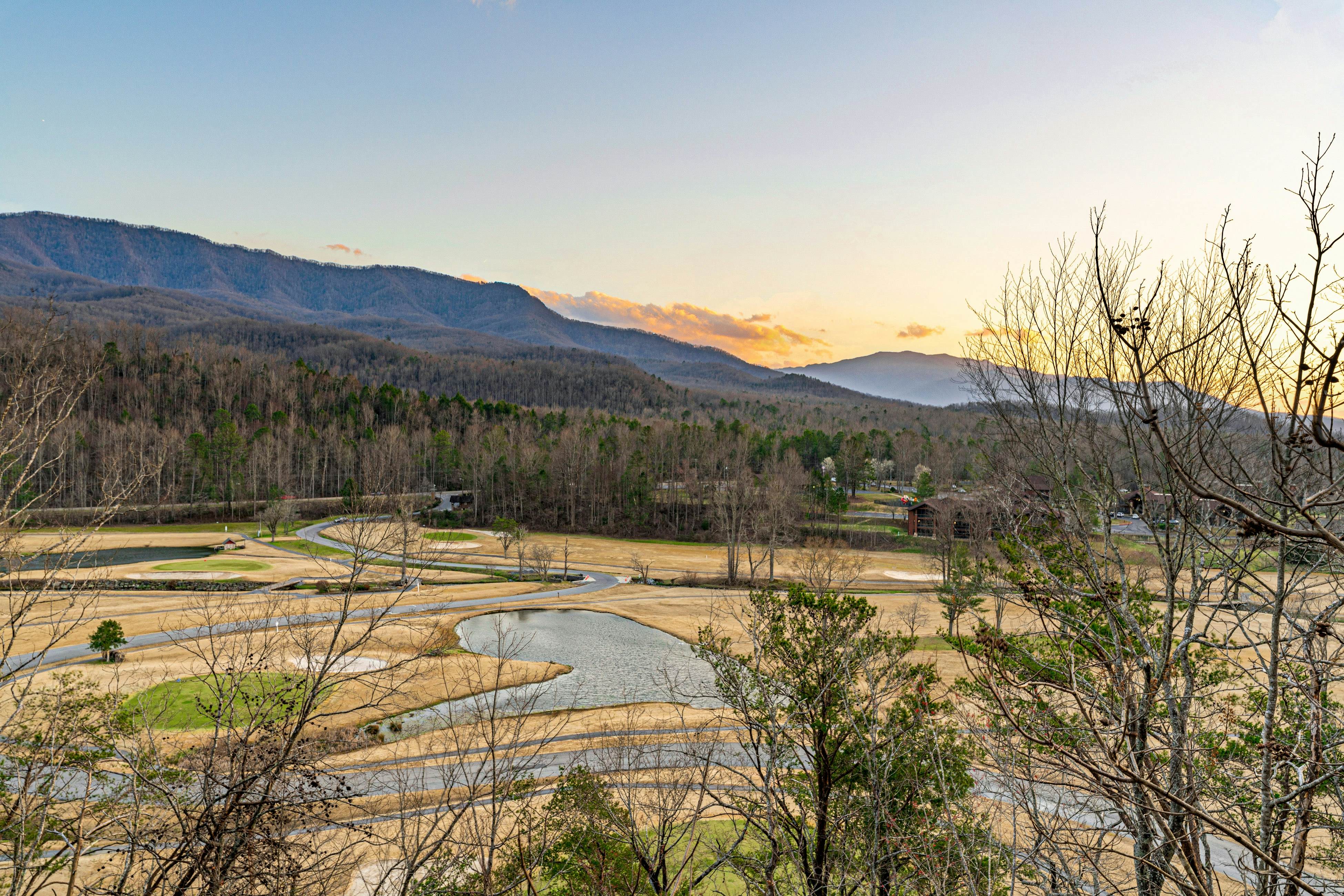 4-Story Cabin, Sleeps 22・Hot Tub・Game/Theater room