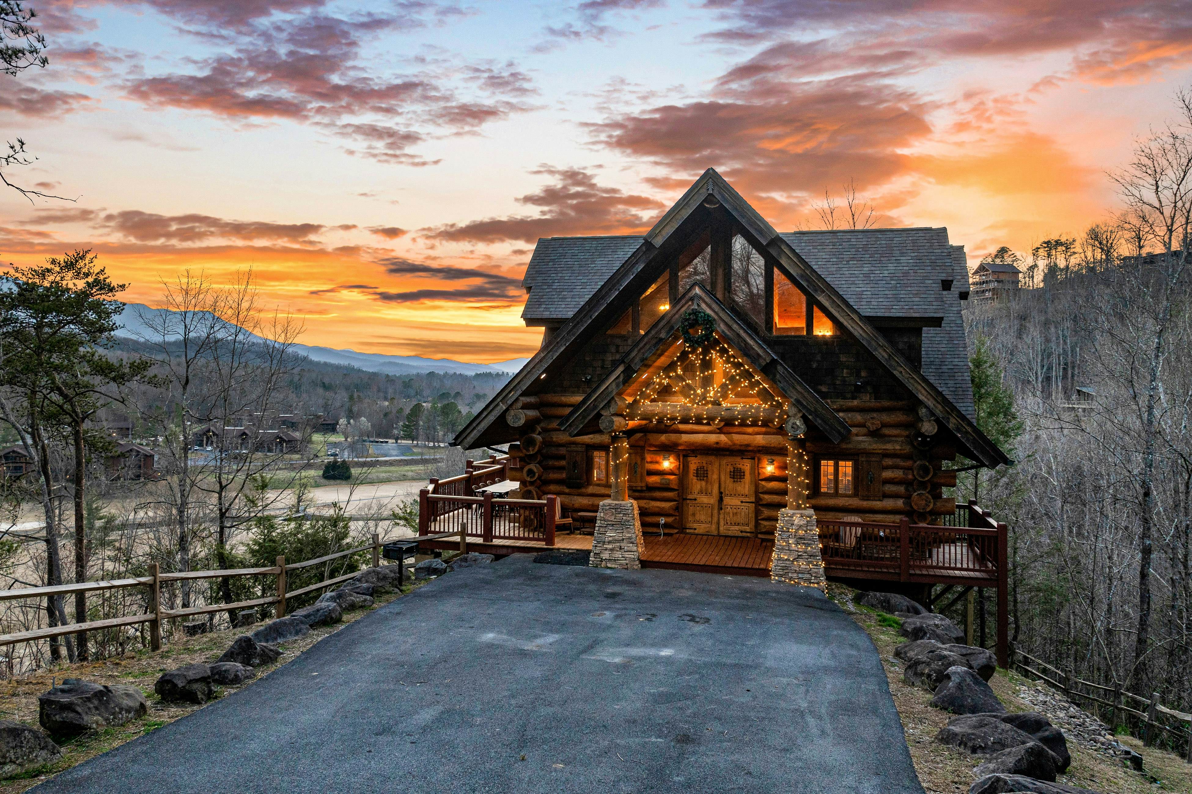 4-Story Cabin, Sleeps 22・Hot Tub・Game/Theater room