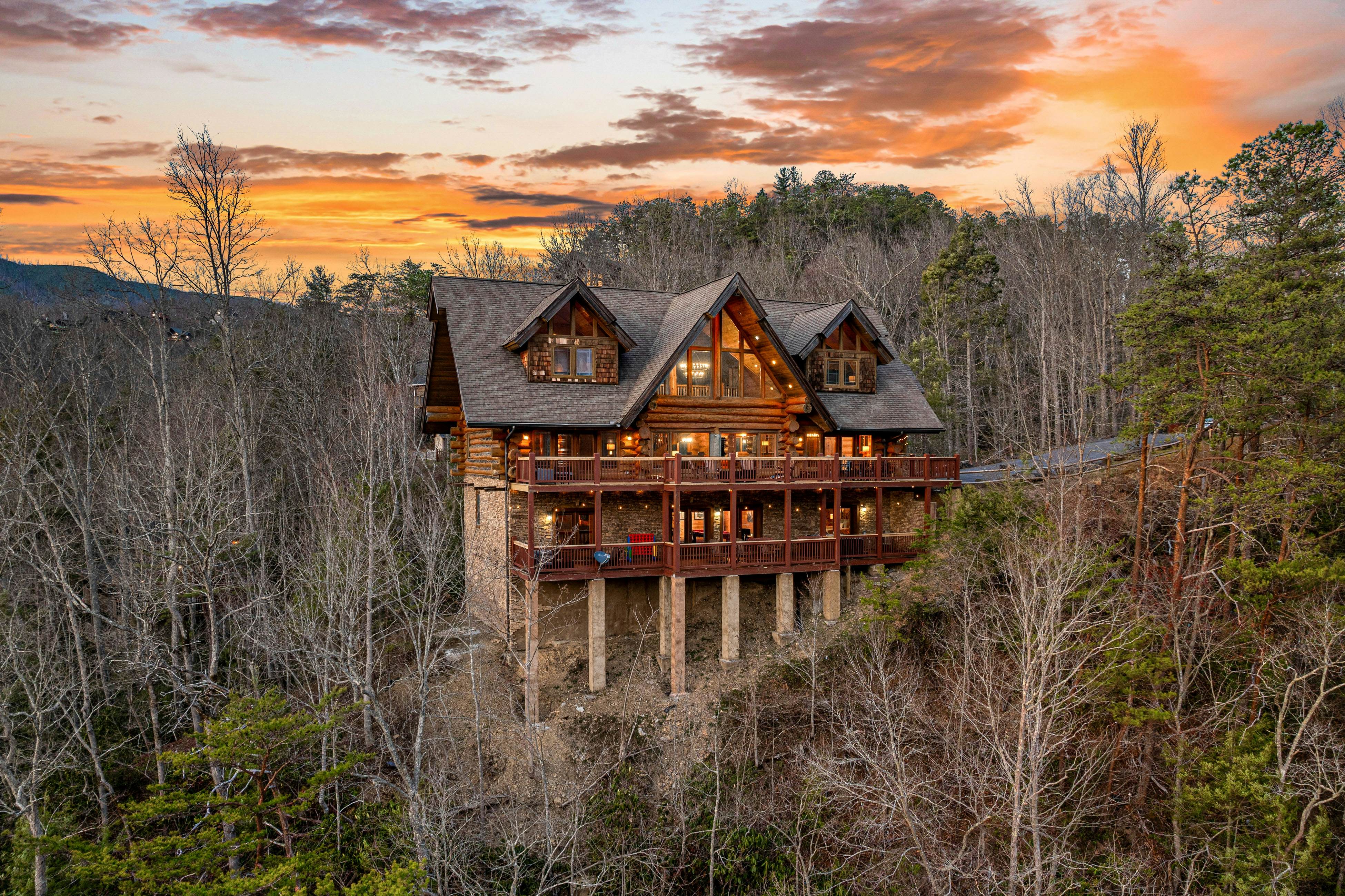 4-Story Cabin, Sleeps 22・Hot Tub・Game/Theater room