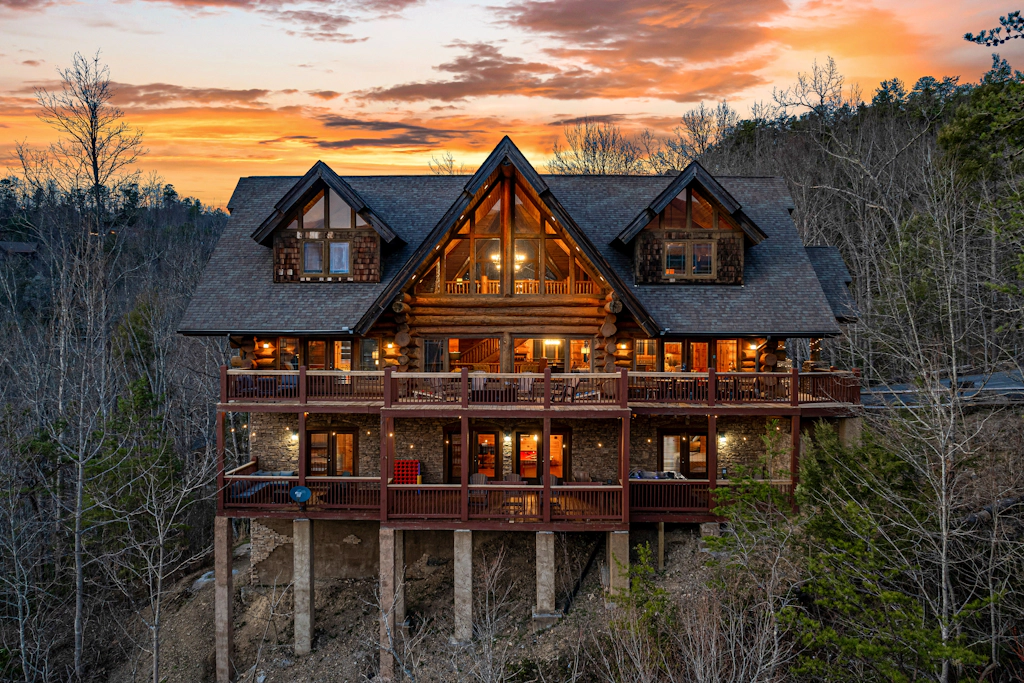 4-Story Cabin, Sleeps 22, Hot Tub, Game, Theater room