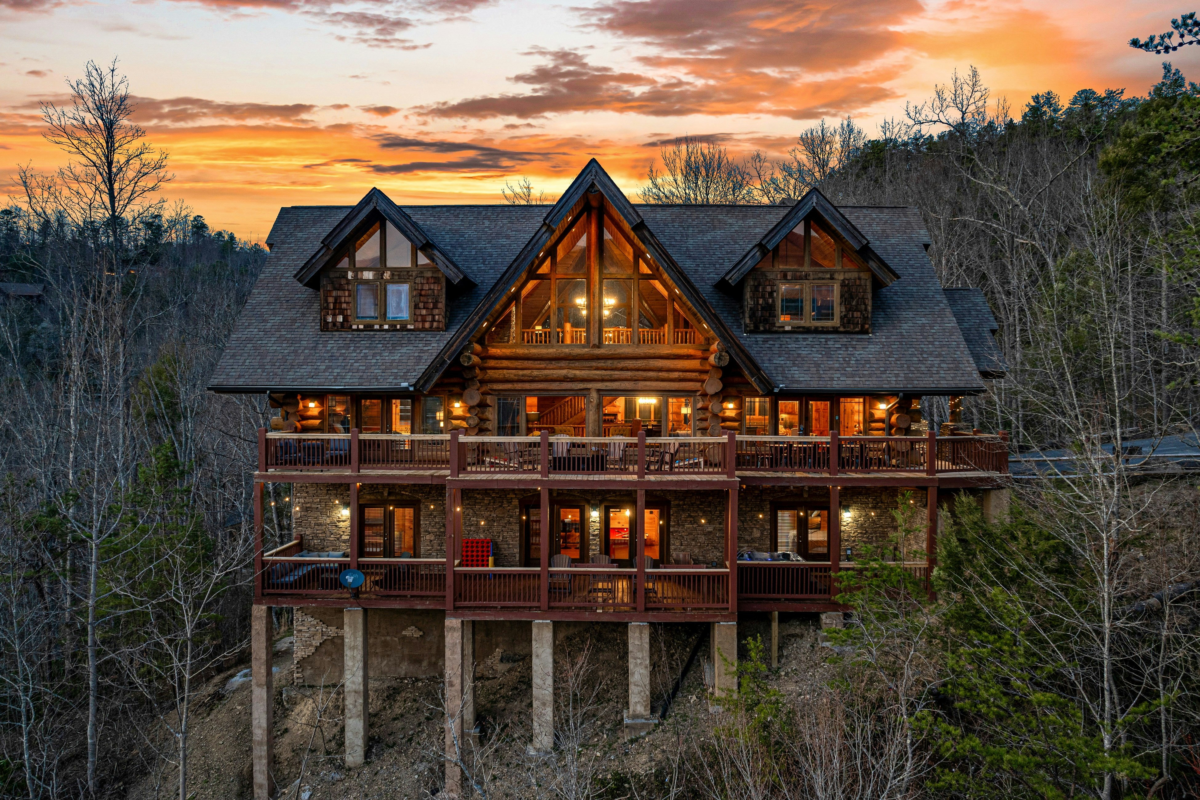 4-Story Cabin, Sleeps 22・Hot Tub・Game/Theater room