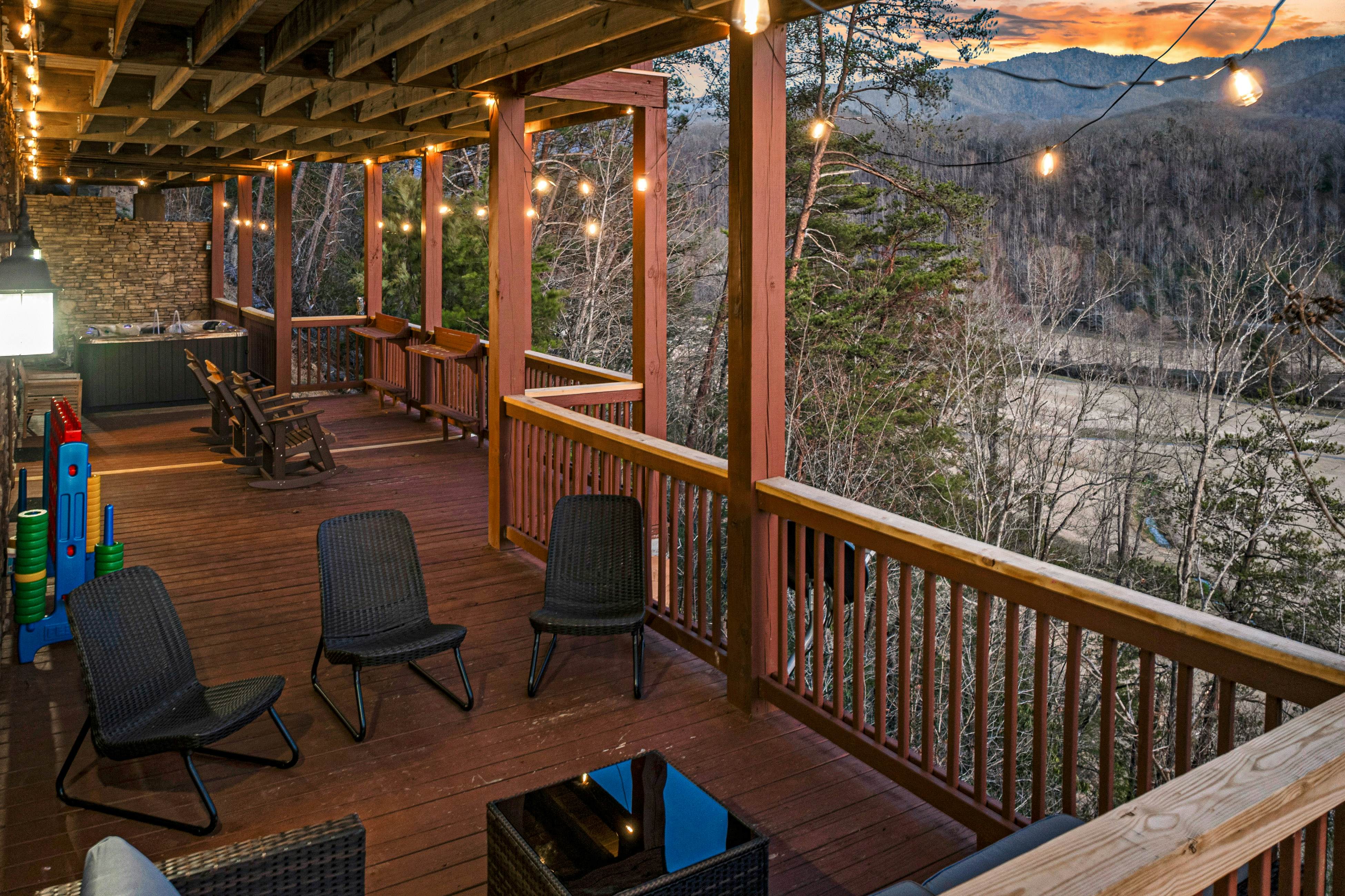 4-Story Cabin, Sleeps 22・Hot Tub・Game/Theater room