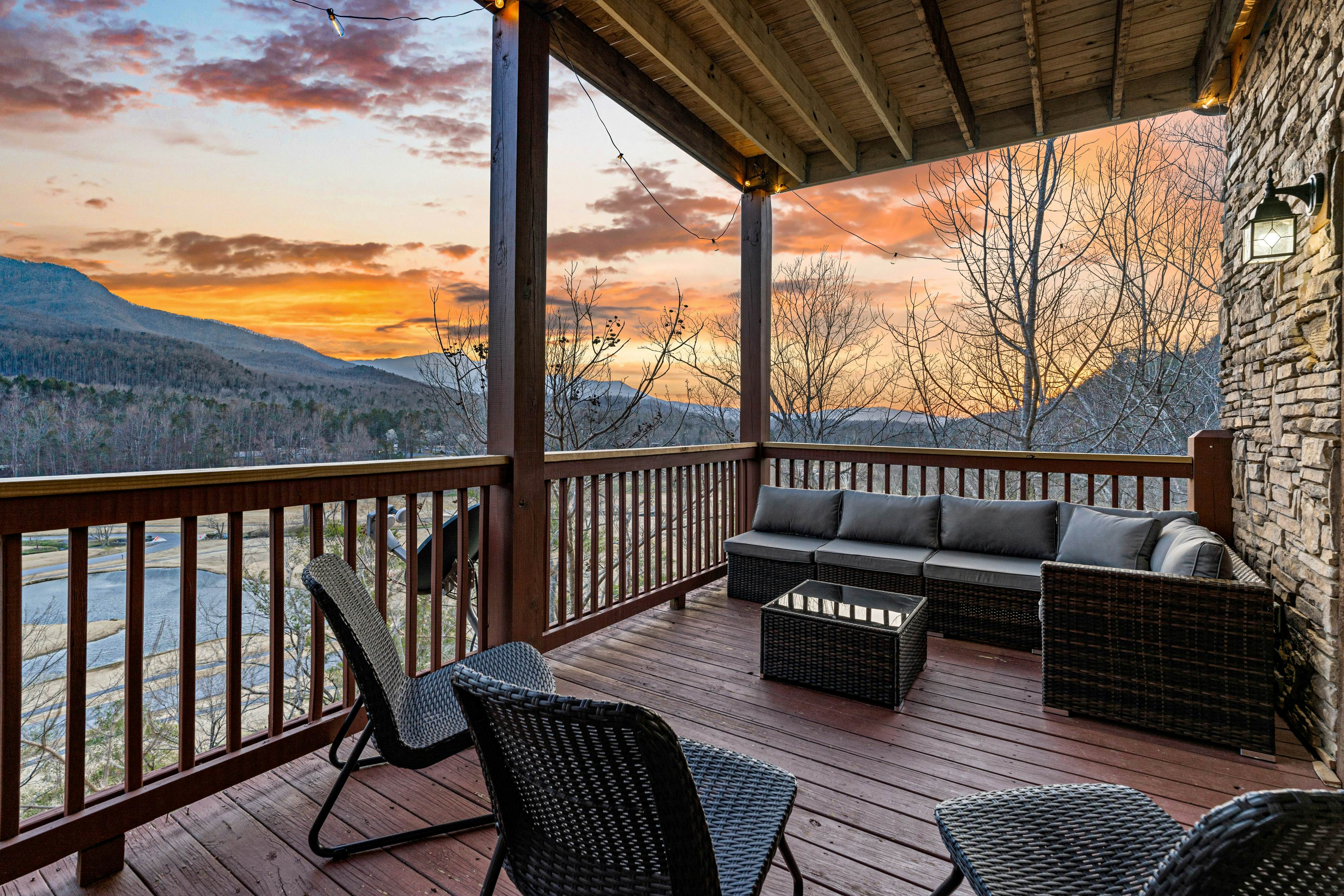 4-Story Cabin, Sleeps 22・Hot Tub・Game/Theater room