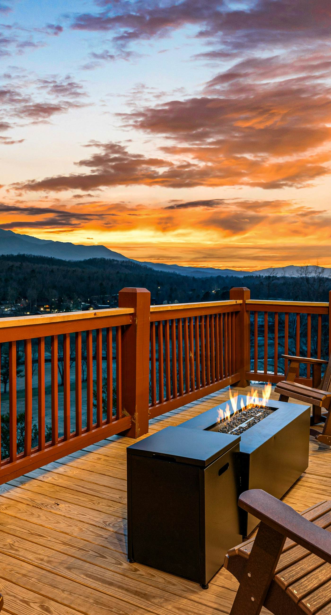 4-Story Cabin, Sleeps 22, Hot Tub, Game, Theater room