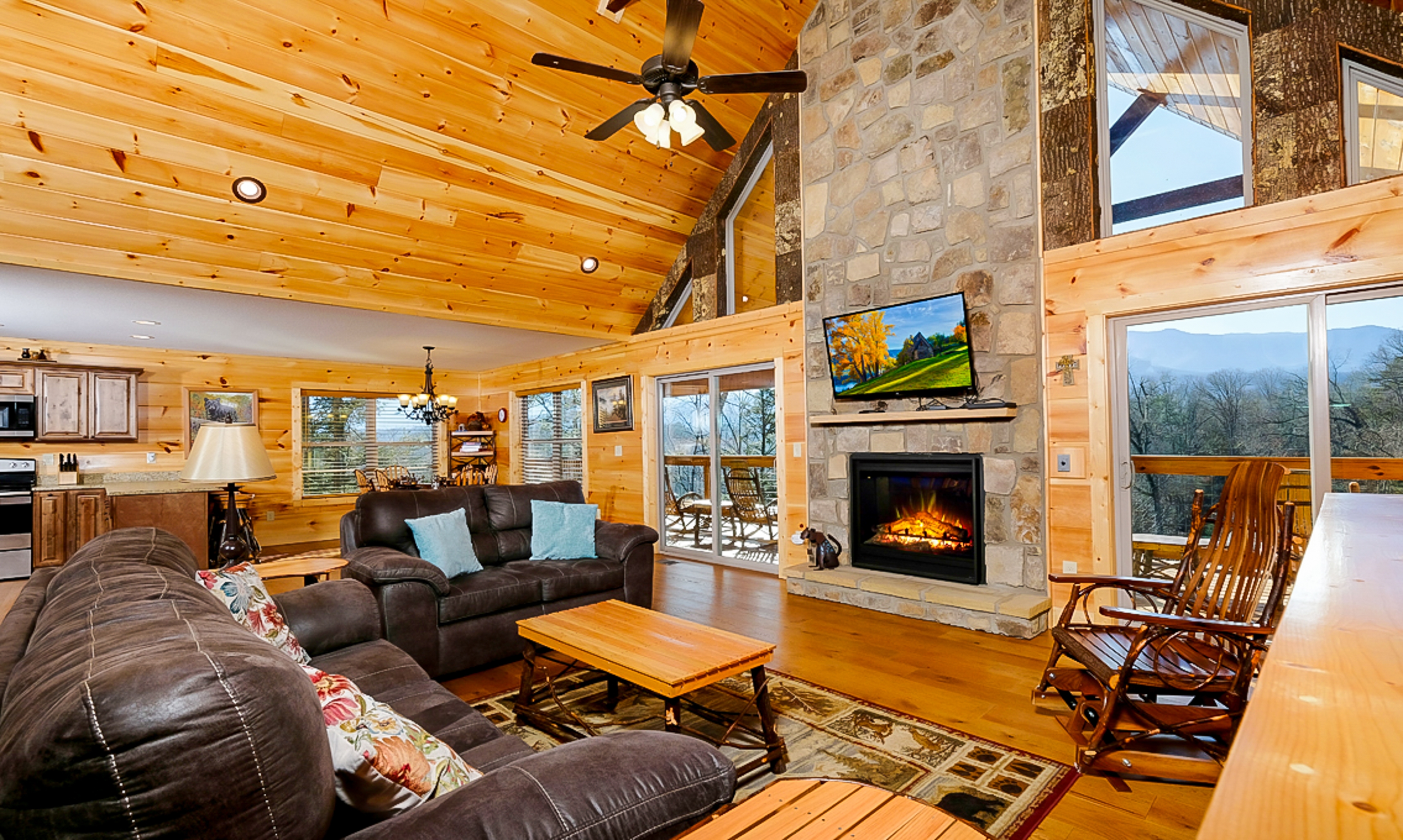 Luxe Mtn View Cabin, Sleeps 10・Hot Tub・Game Room