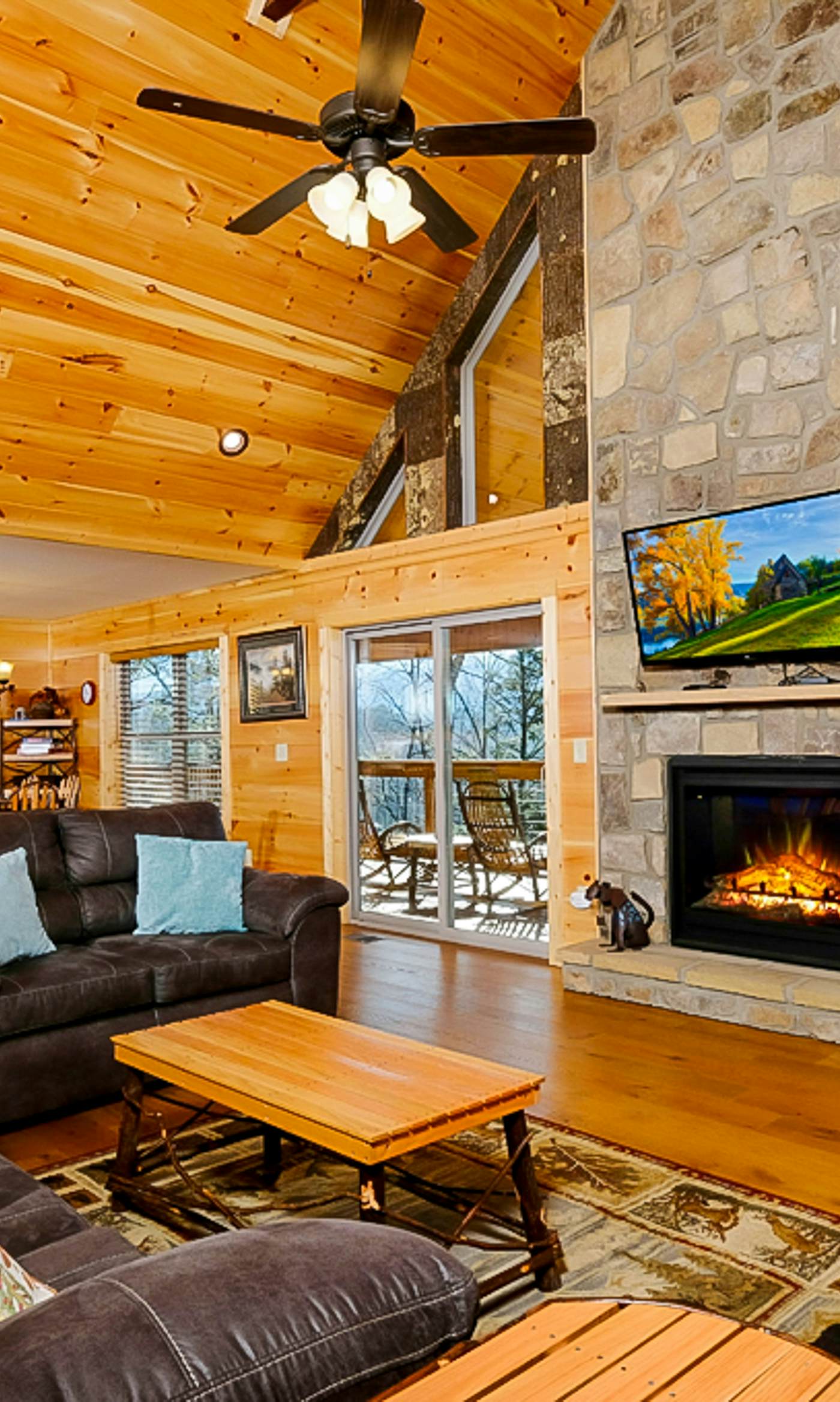 Luxe Mtn View Cabin, Sleeps 10, Hot Tub, Game Room