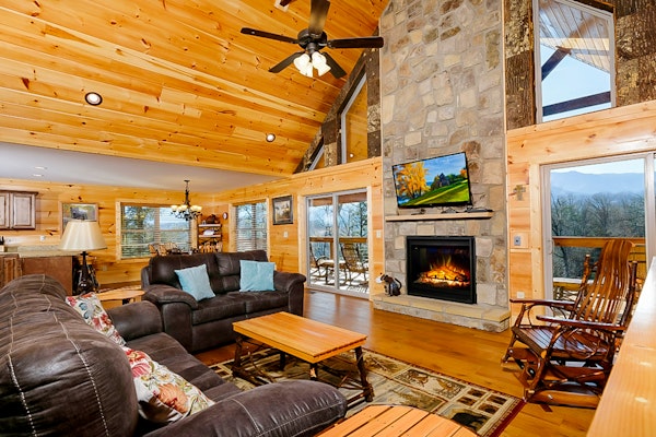 Luxe Mtn View Cabin, Sleeps 10・Hot Tub・Game Room