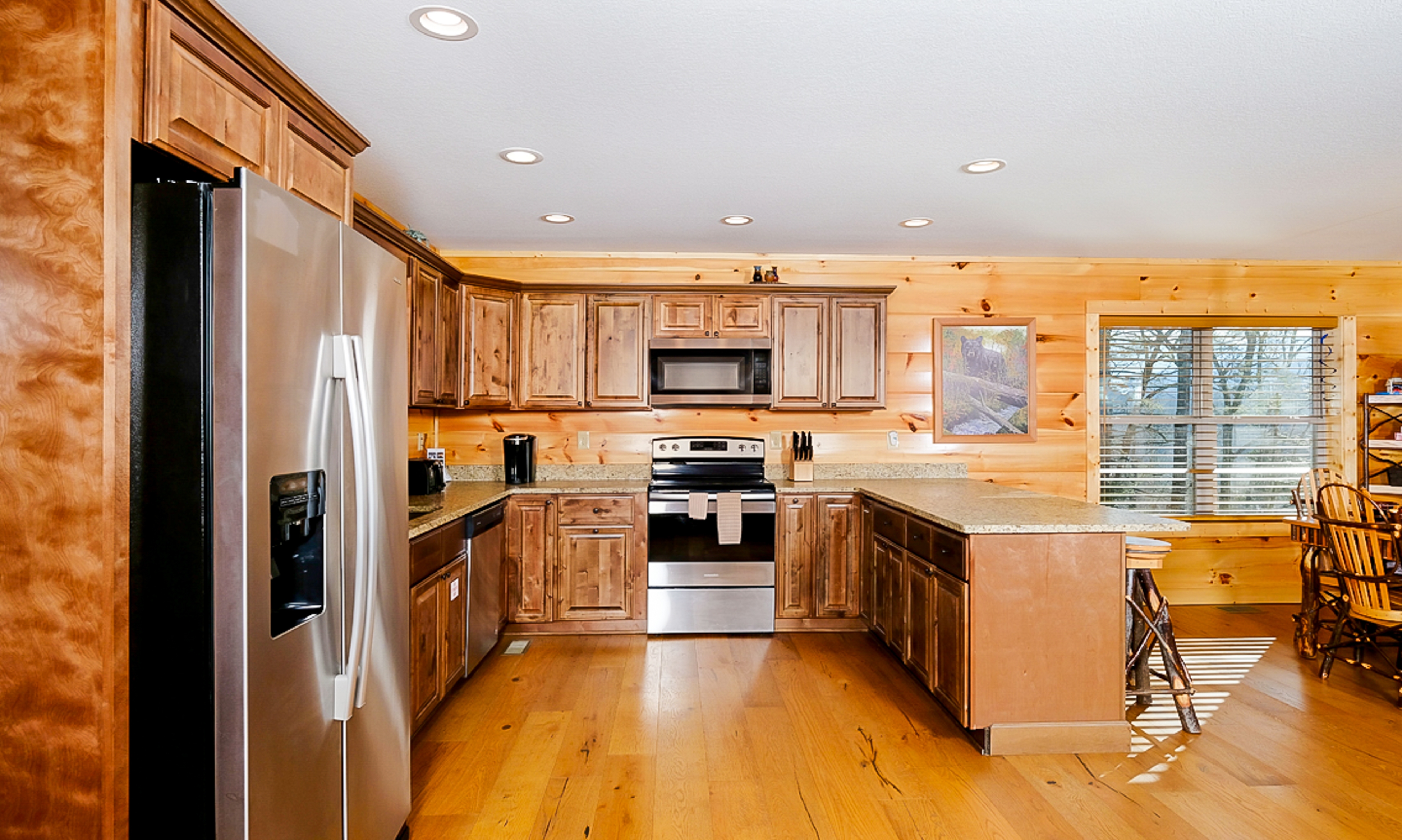 Luxe Mtn View Cabin, Sleeps 10・Hot Tub・Game Room