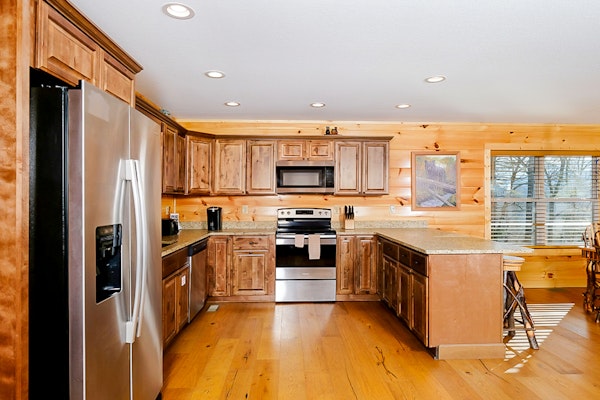 Luxe Mtn View Cabin, Sleeps 10・Hot Tub・Game Room