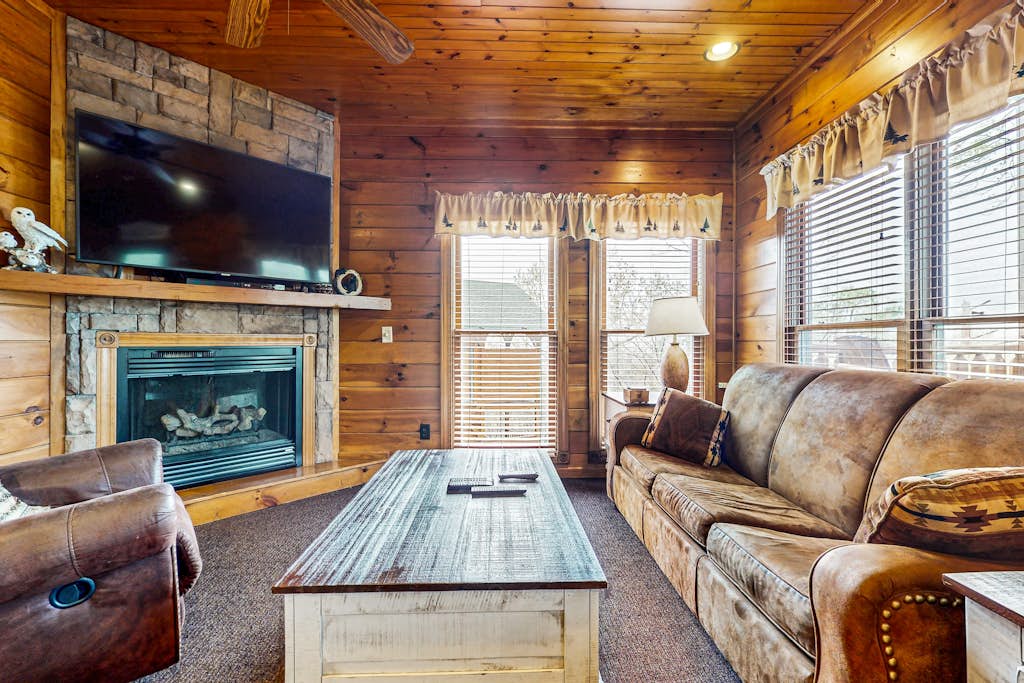 Spacious Mtn Cabin, Sleeps 12, Hot Tub, Game Room