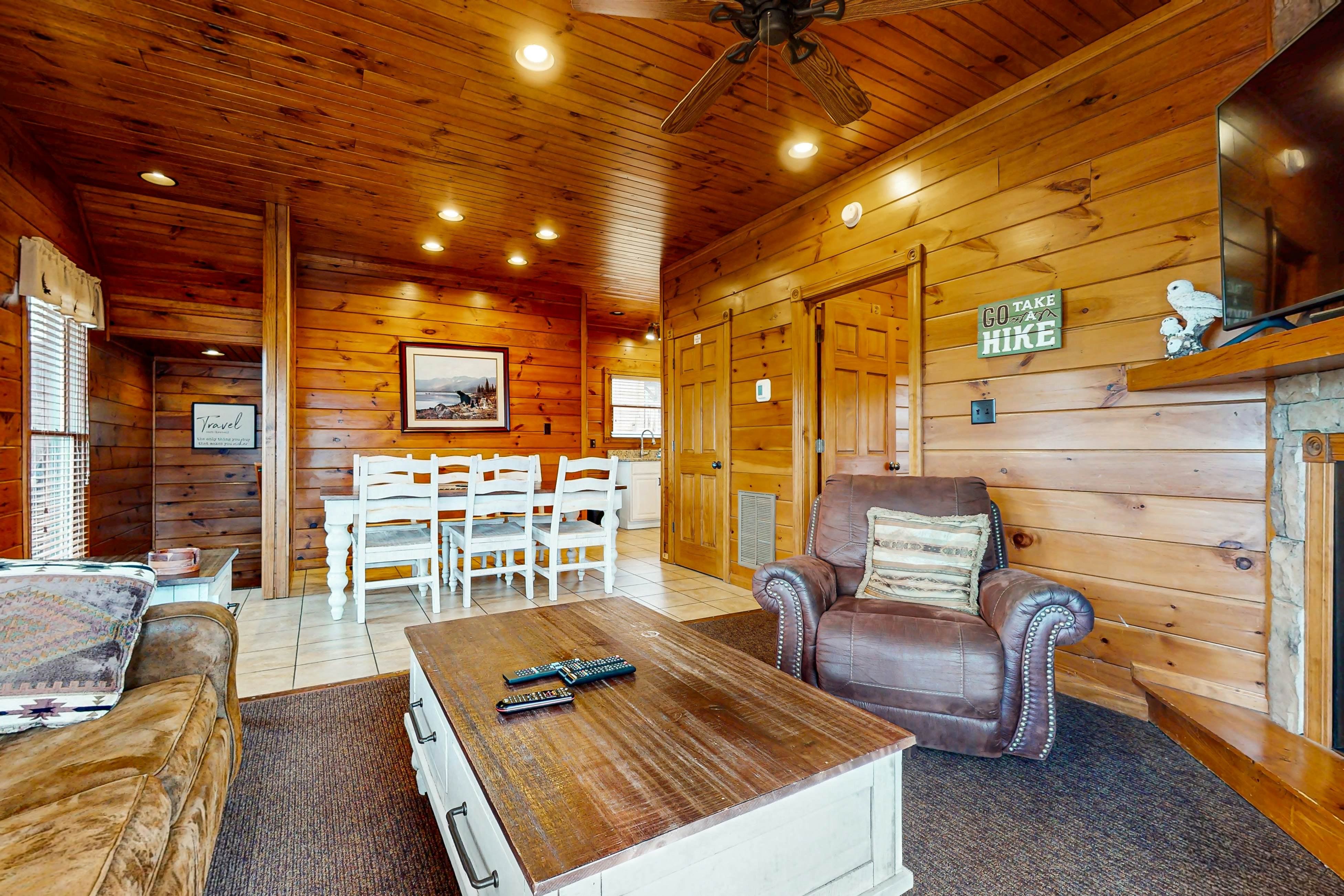 Spacious Mtn Cabin, Sleeps 12・Hot Tub・Game Room