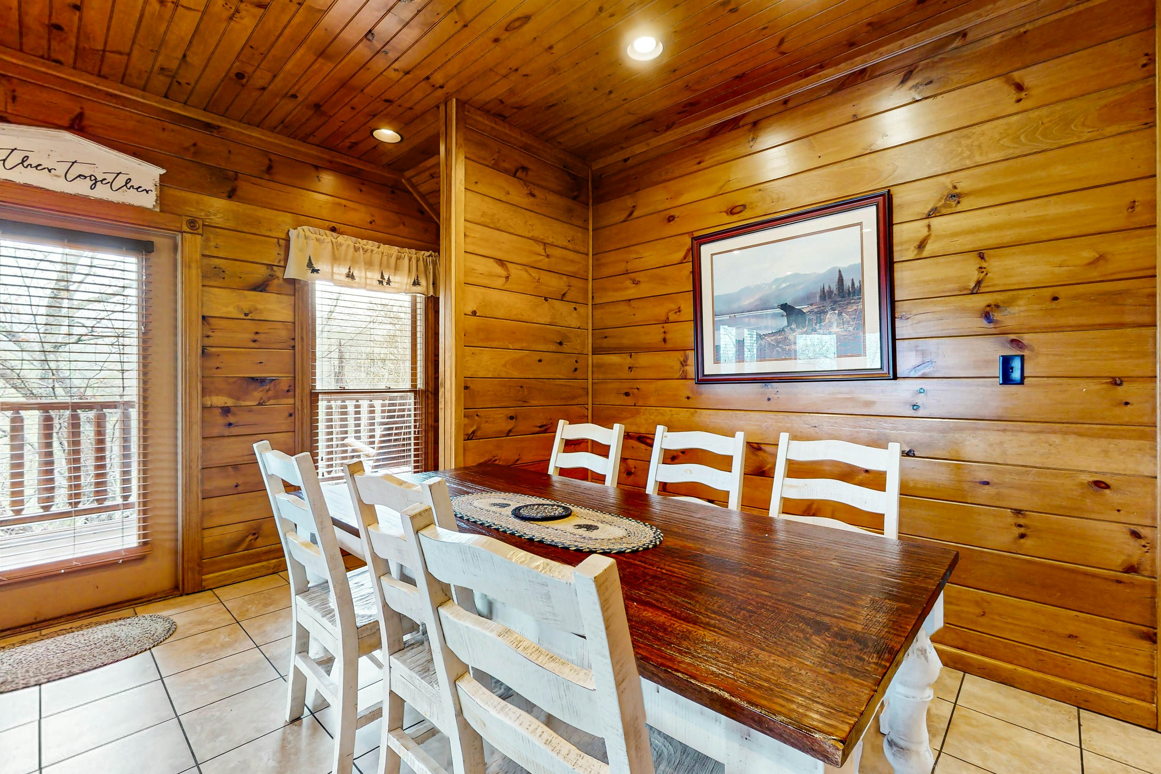 Spacious Mtn Cabin, Sleeps 12・Hot Tub・Game Room