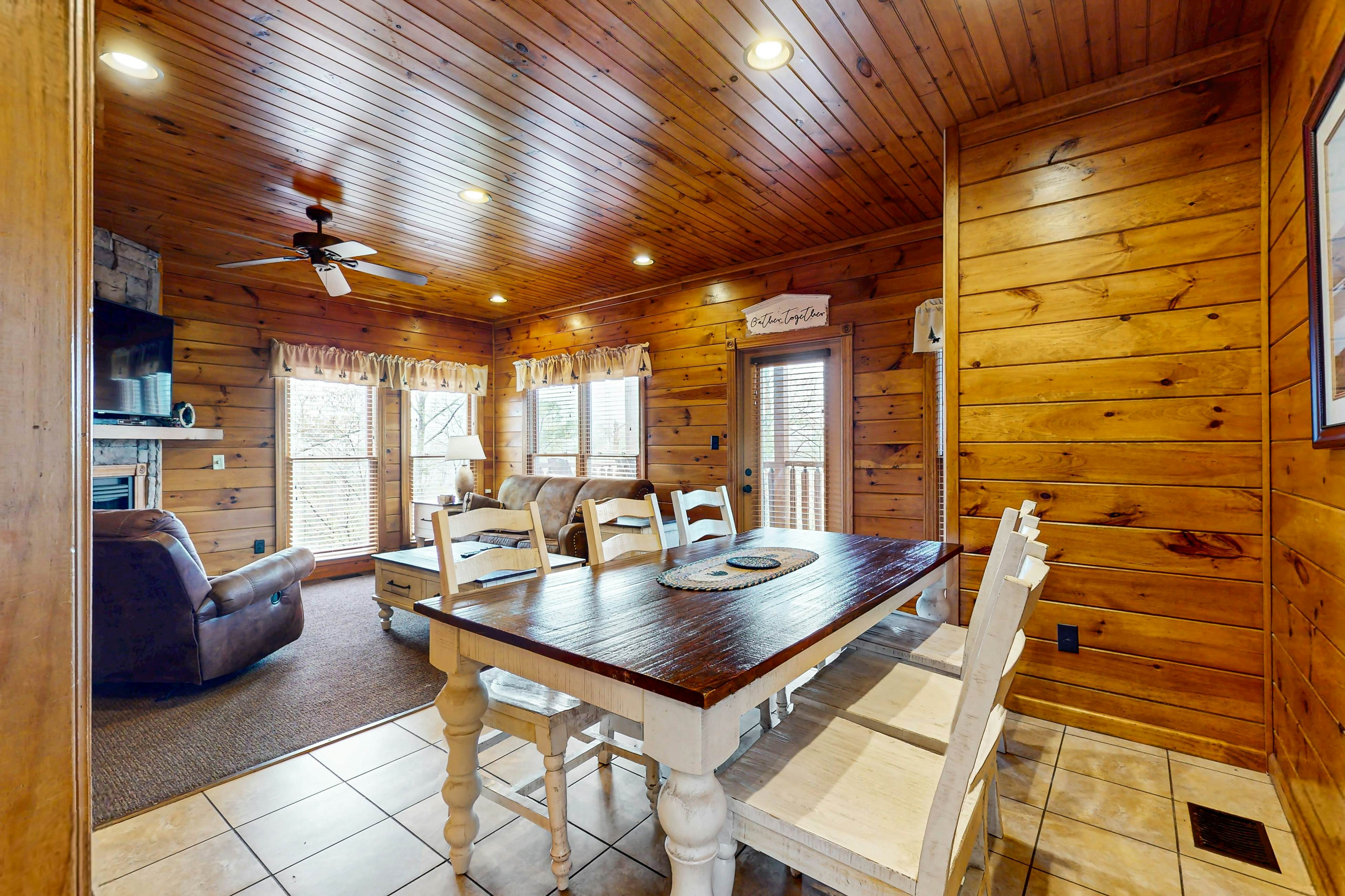 Spacious Mtn Cabin, Sleeps 12・Hot Tub・Game Room