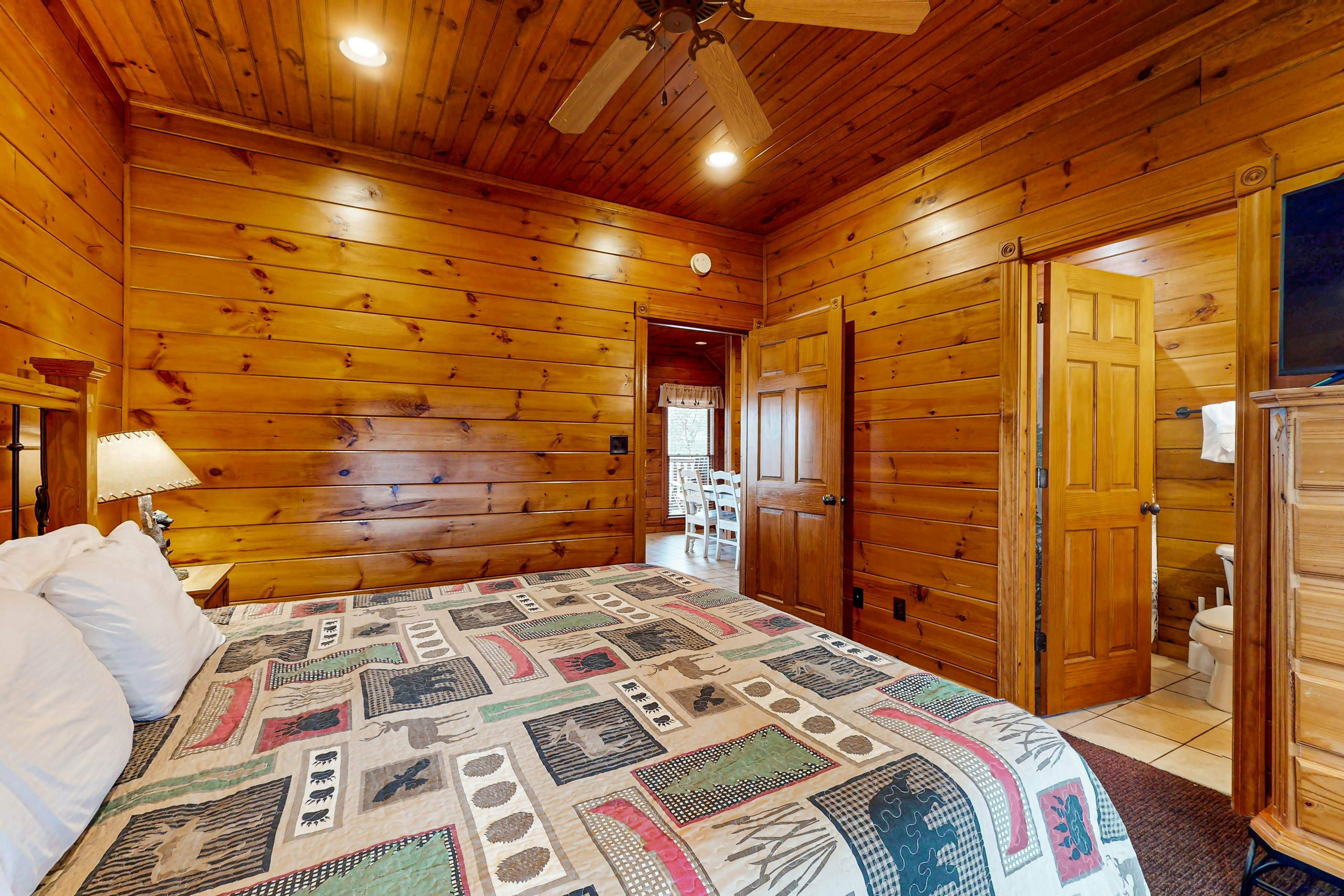 Spacious Mtn Cabin, Sleeps 12・Hot Tub・Game Room