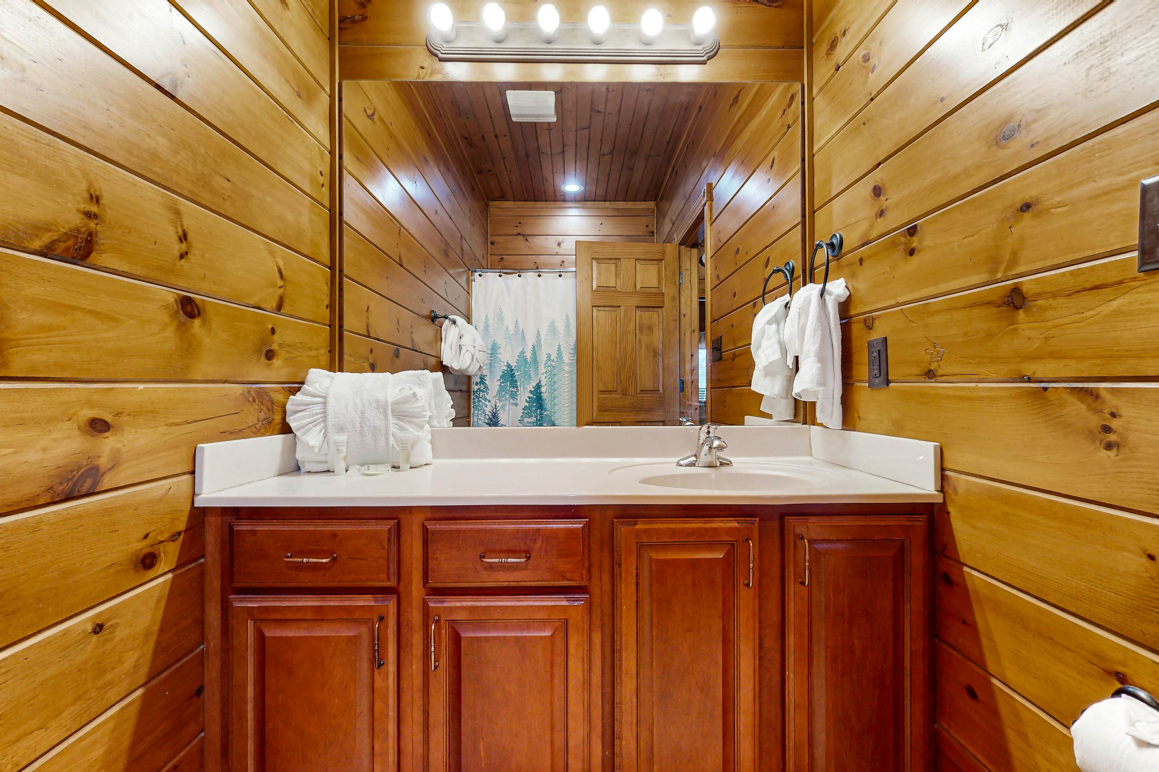 Spacious Mtn Cabin, Sleeps 12・Hot Tub・Game Room